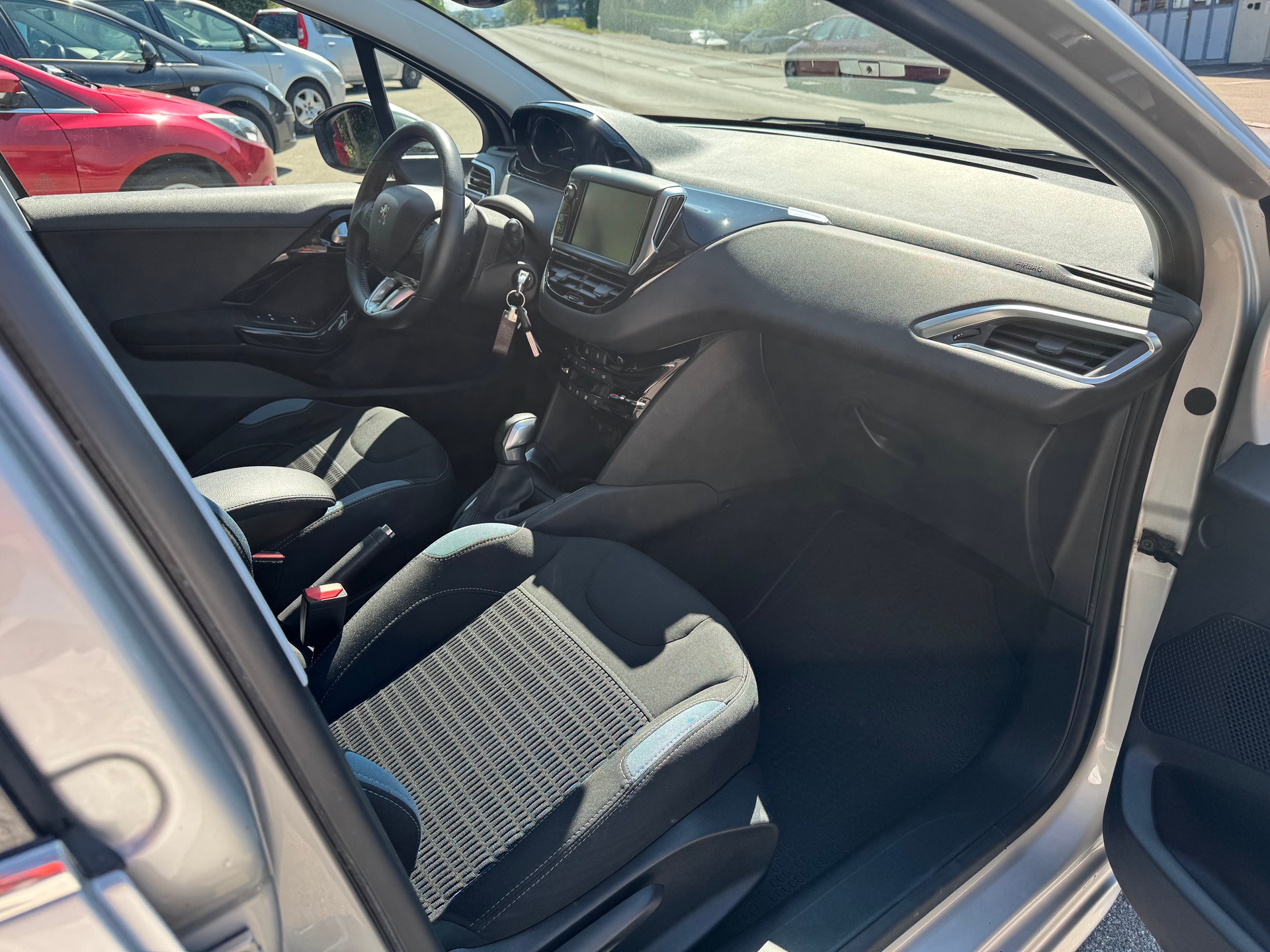 PEUGEOT 208 1.2 THP Allure-image-6