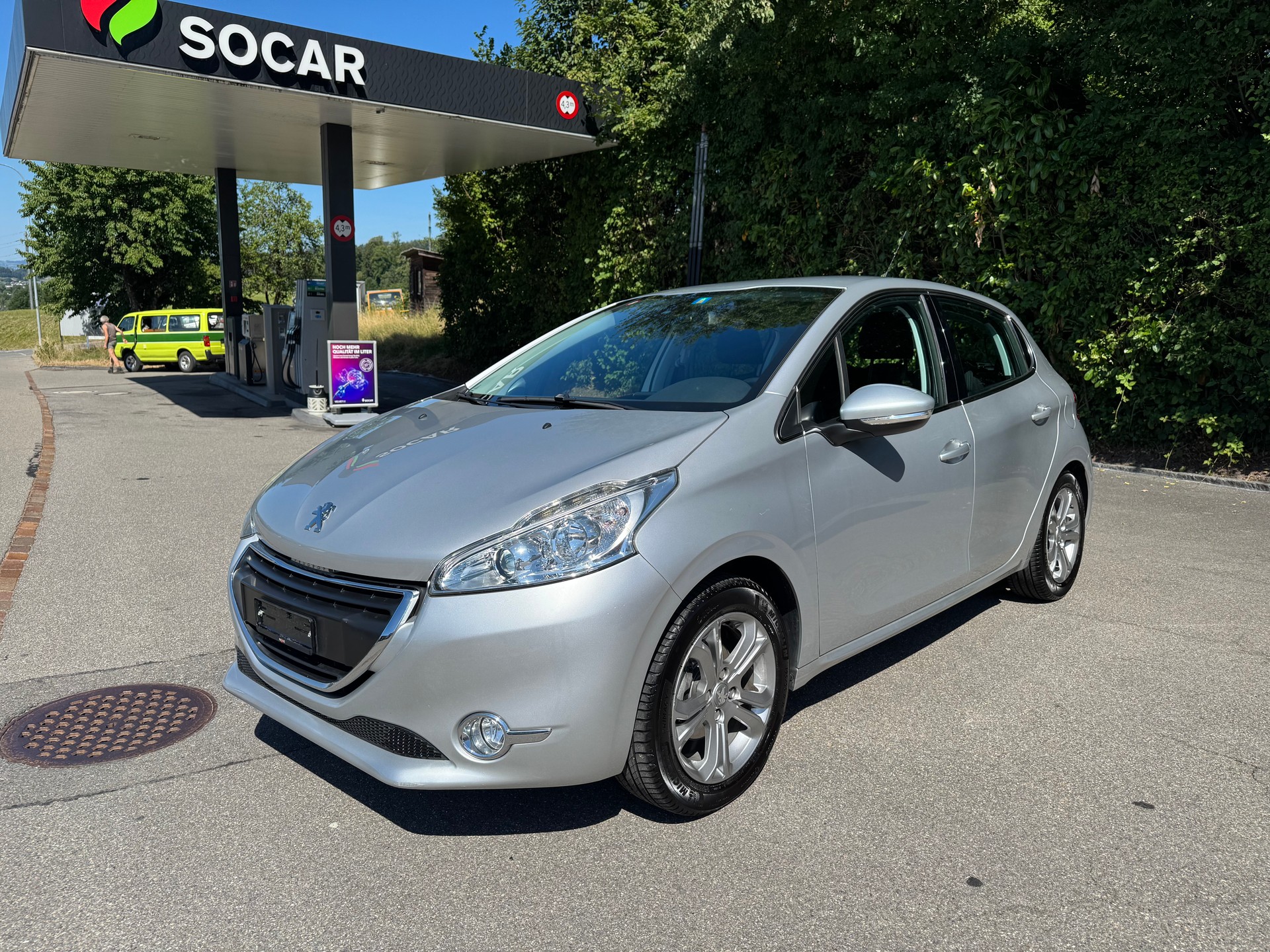 PEUGEOT 208 1.2 THP Allure-image-1