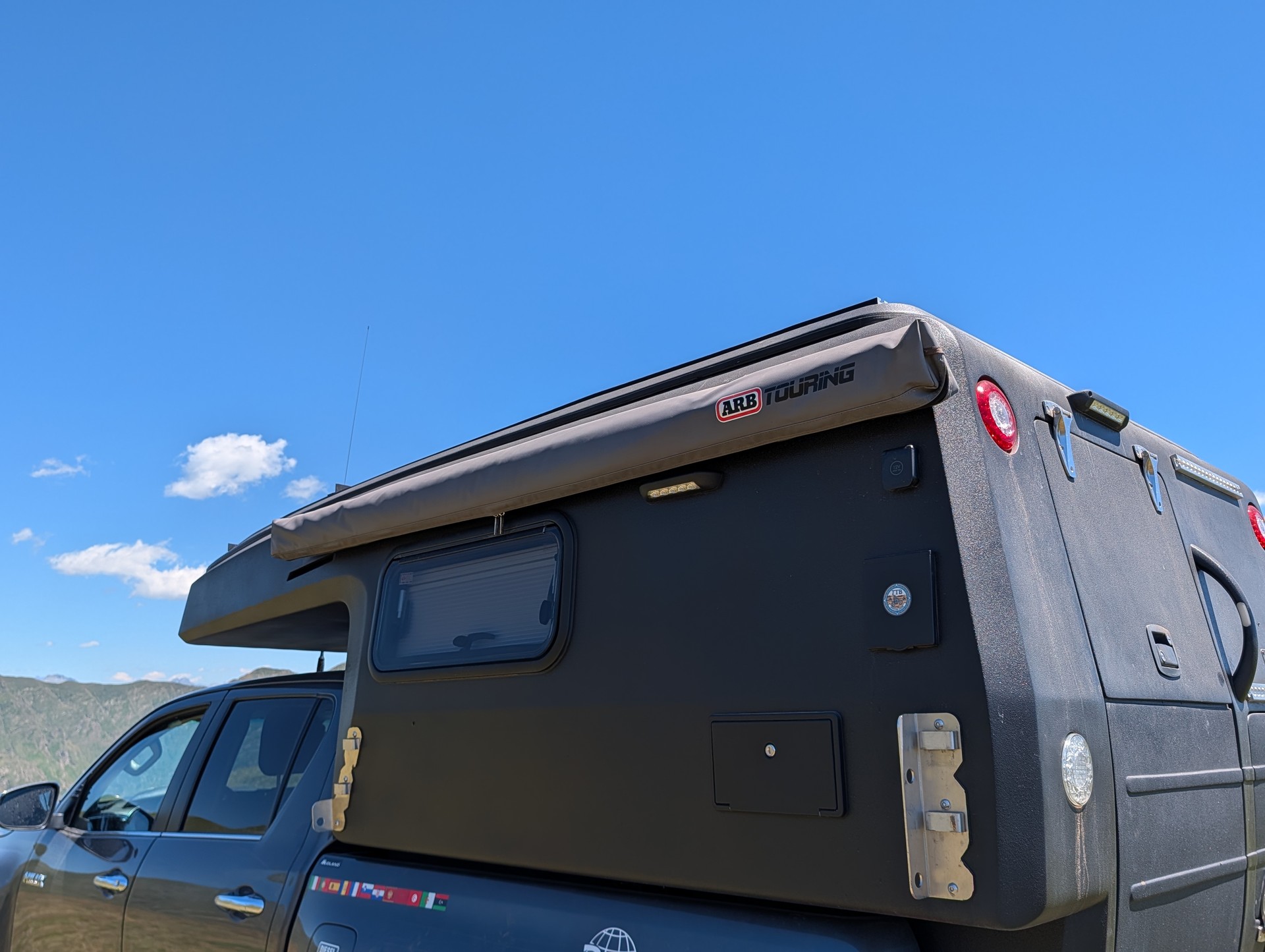 TOYOTA Hilux Double Cab 2.4 D-4D-image-2