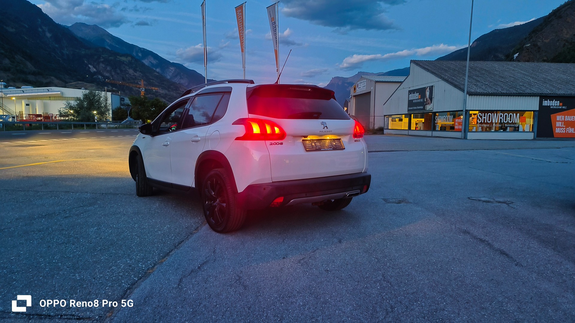 PEUGEOT 2008 1.6 BlueHDi GT Line-image-5