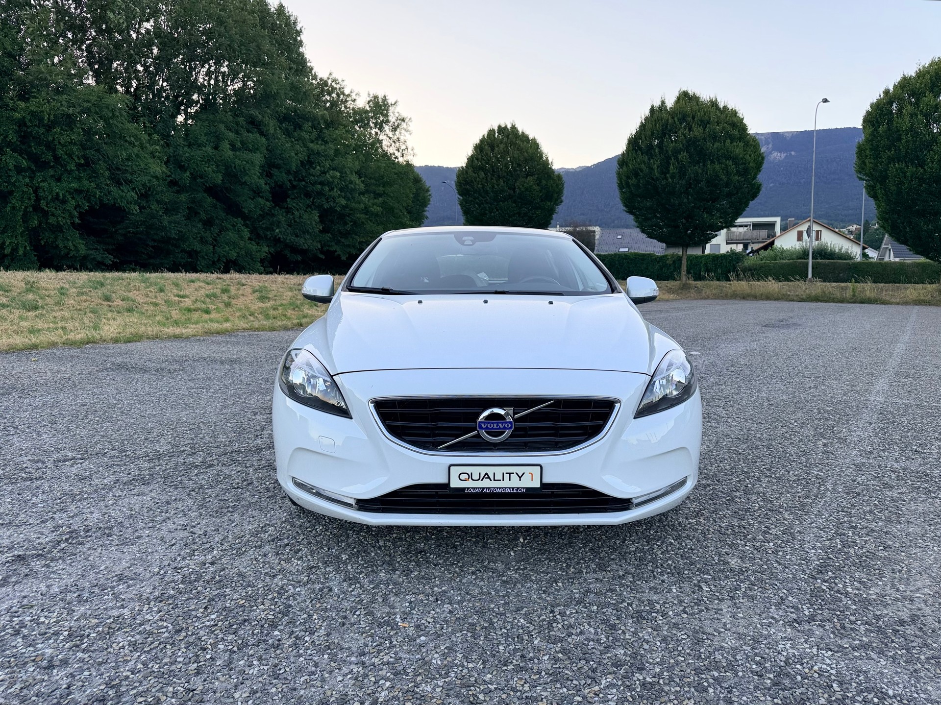 VOLVO V40 D2 Momentum-image-1