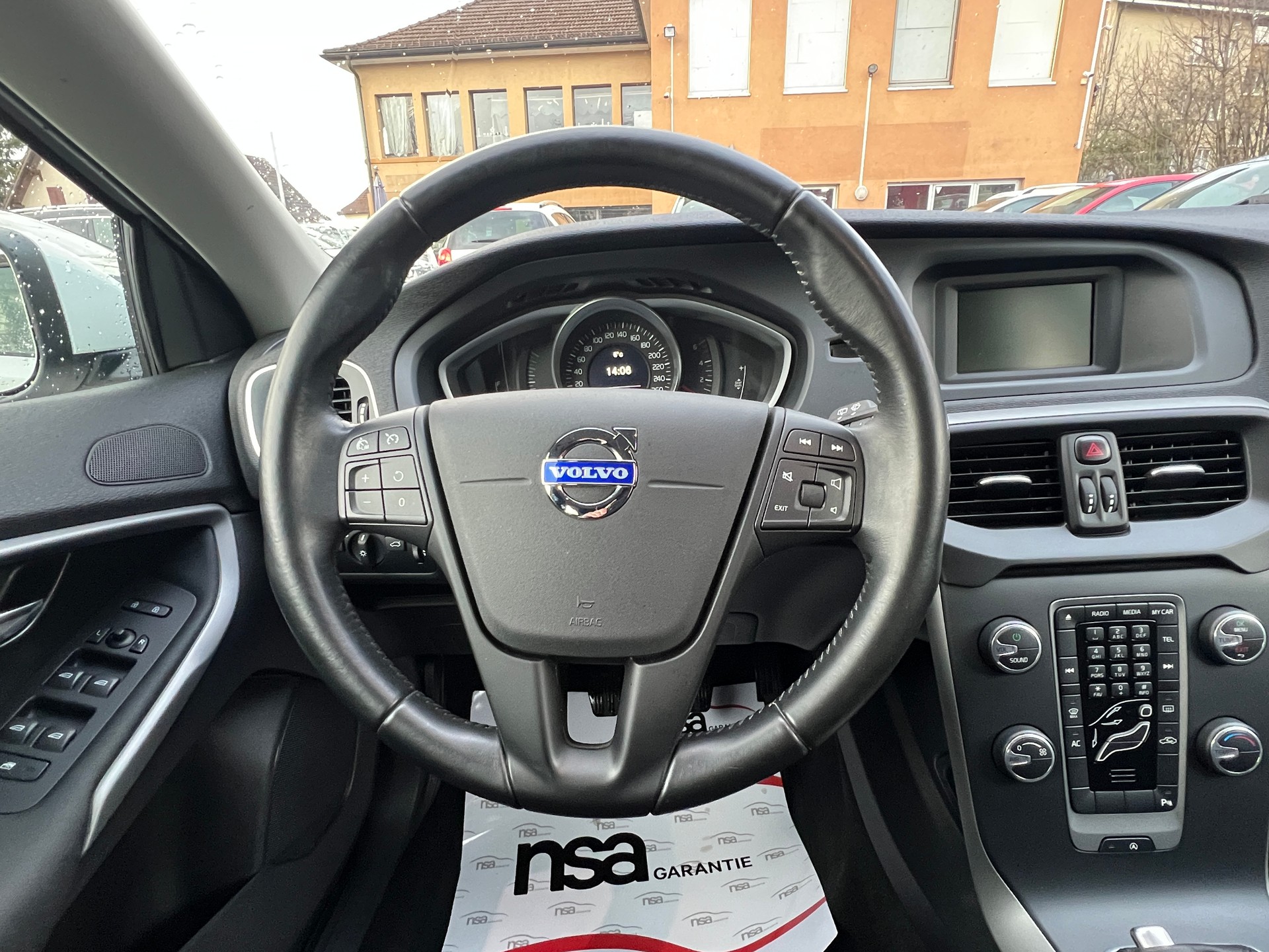VOLVO V40 D2 Momentum-image-16