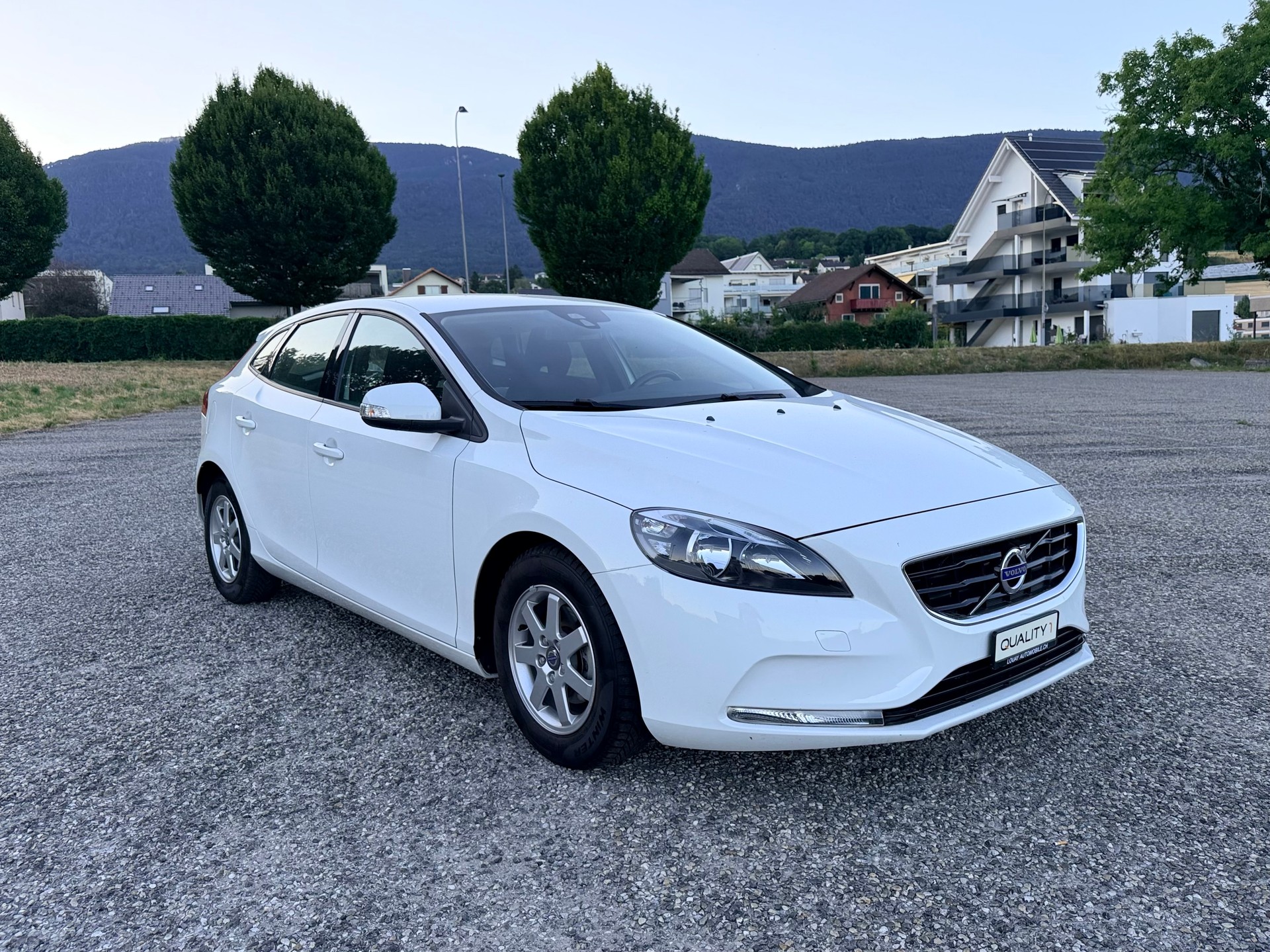 VOLVO V40 D2 Momentum-image-0
