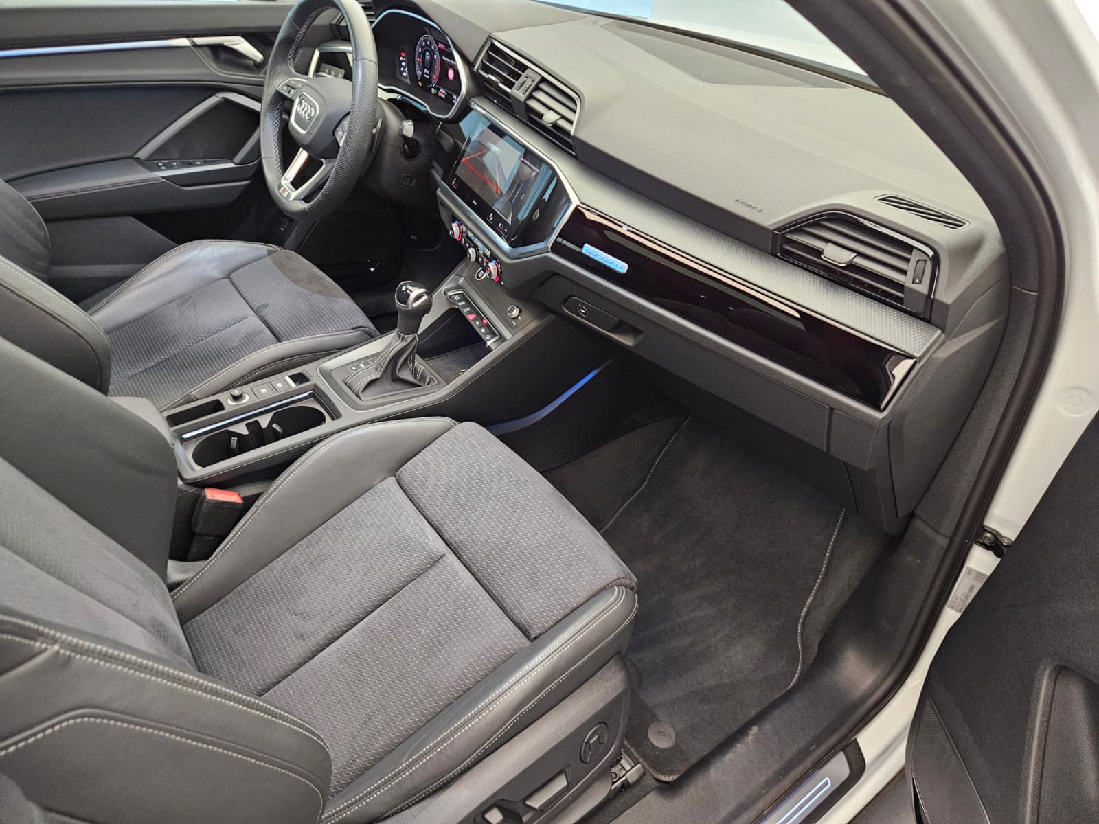 AUDI Q3 Sportback 40 TFSI S line quattro S-tronic-image-11