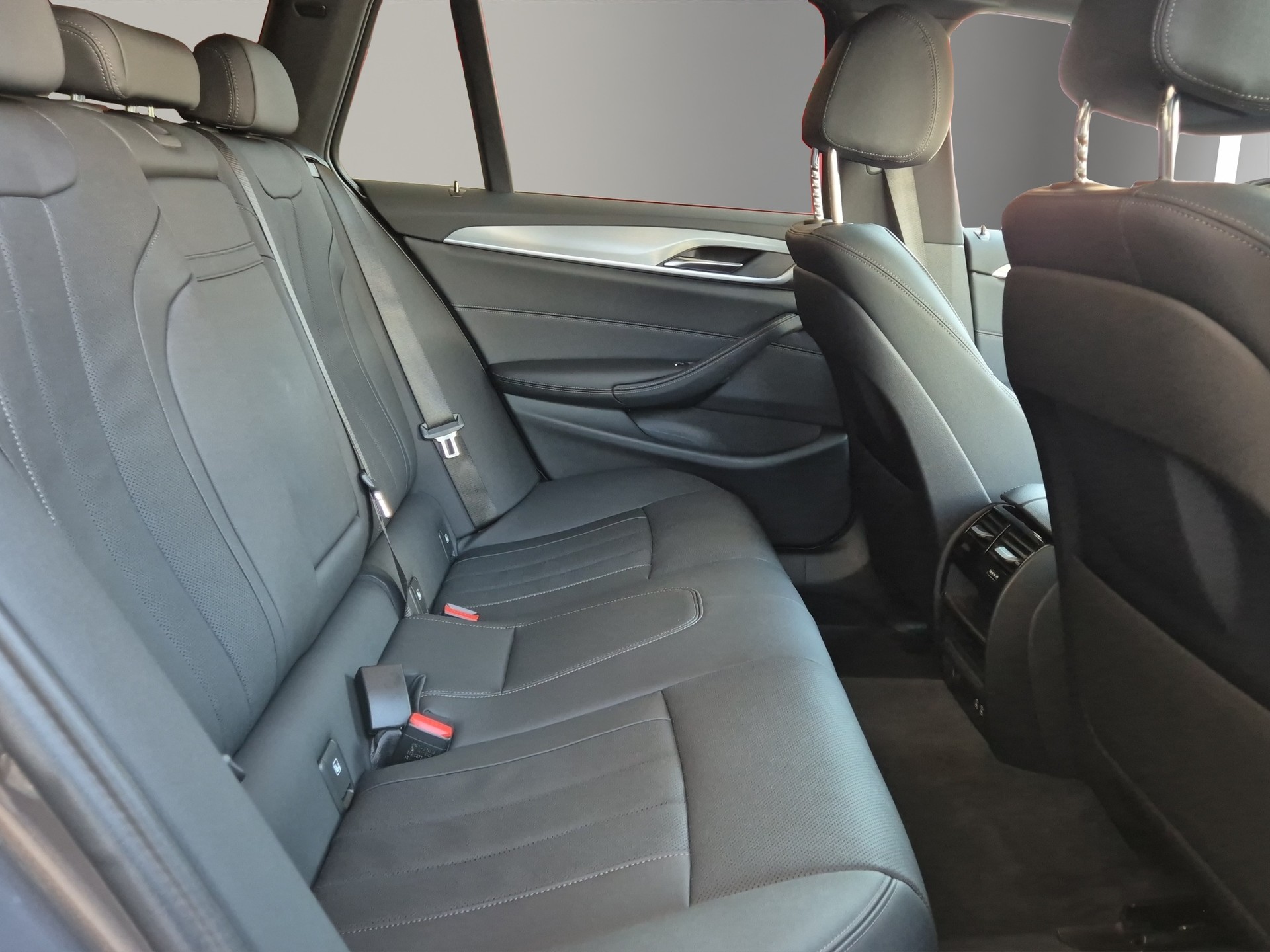 BMW 530d xDrive 48V Touring Steptronic-image-14