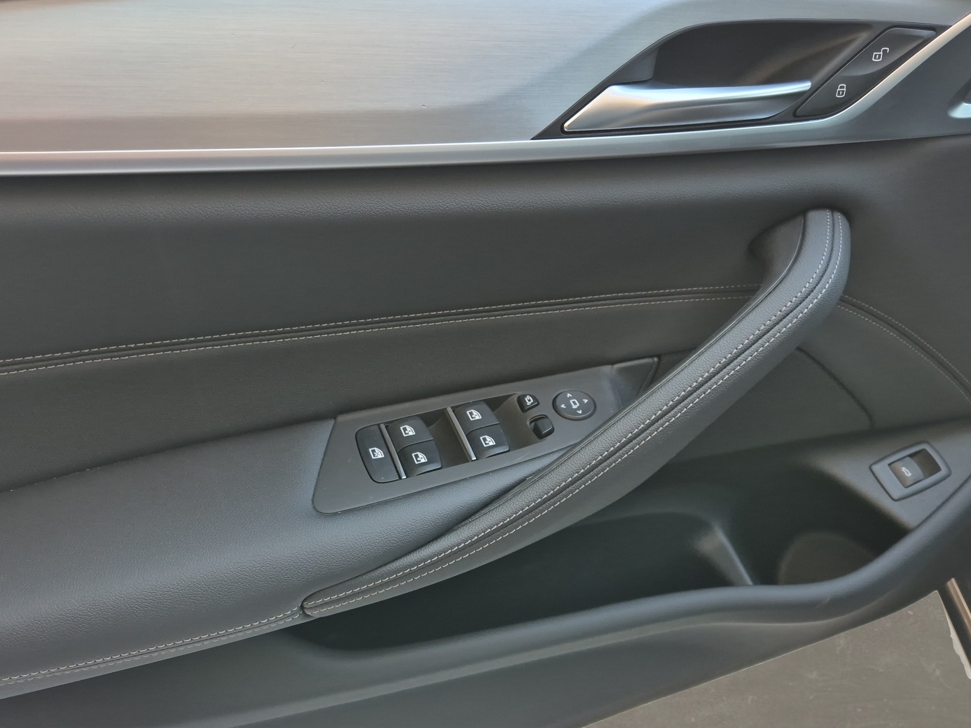 BMW 530d xDrive 48V Touring Steptronic-image-6