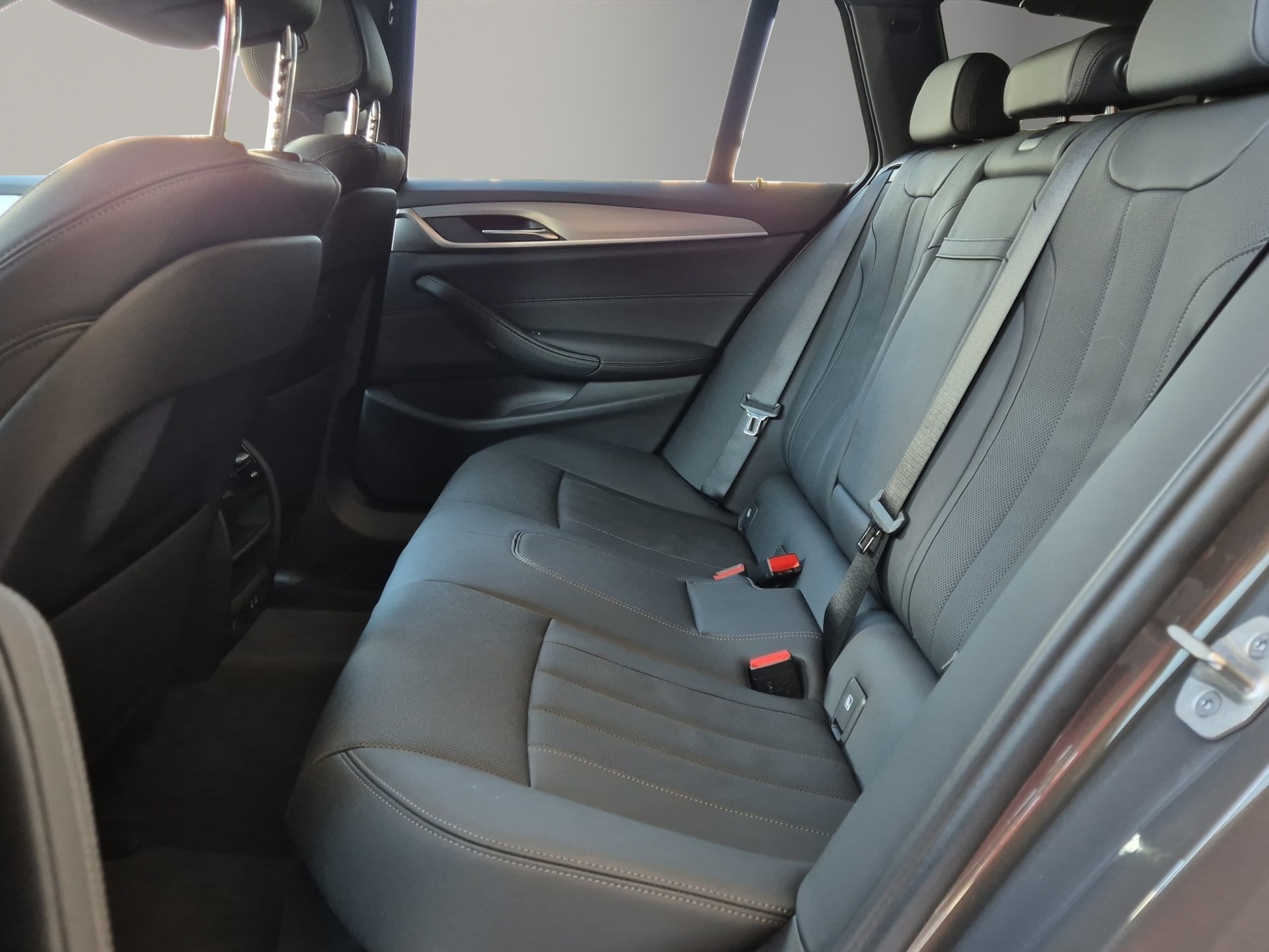 BMW 530d xDrive 48V Touring Steptronic-image-12