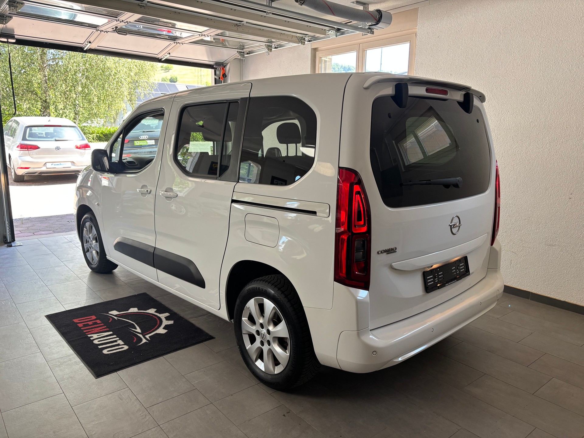 OPEL Combo Life 1.2 Ultimate Automat-image-2