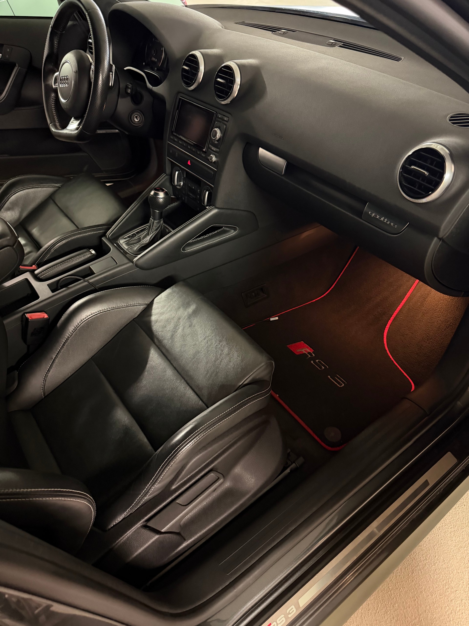 AUDI 2.5 T FSI quattro S-Tronic-image-4