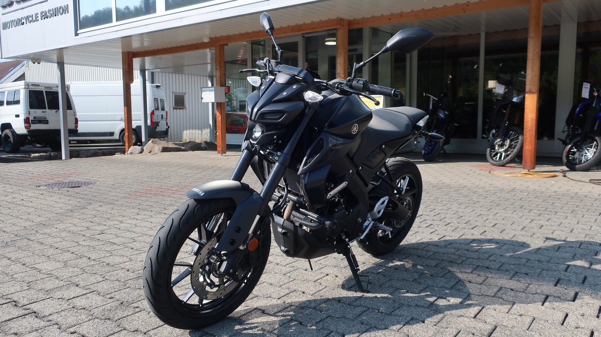 YAMAHA MT-125 ABS-showroom-element-3