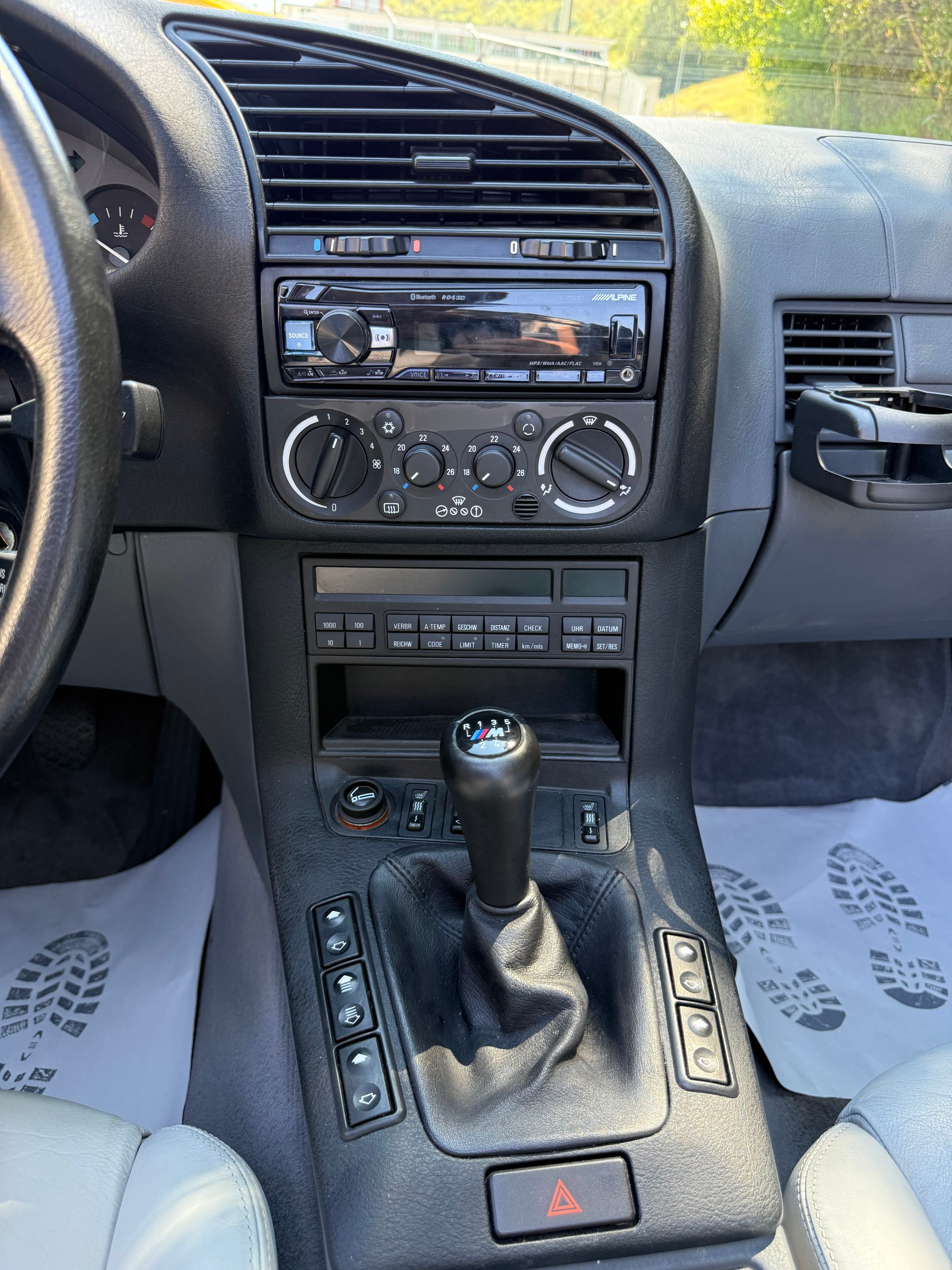 BMW 325i Cabrio-image-9