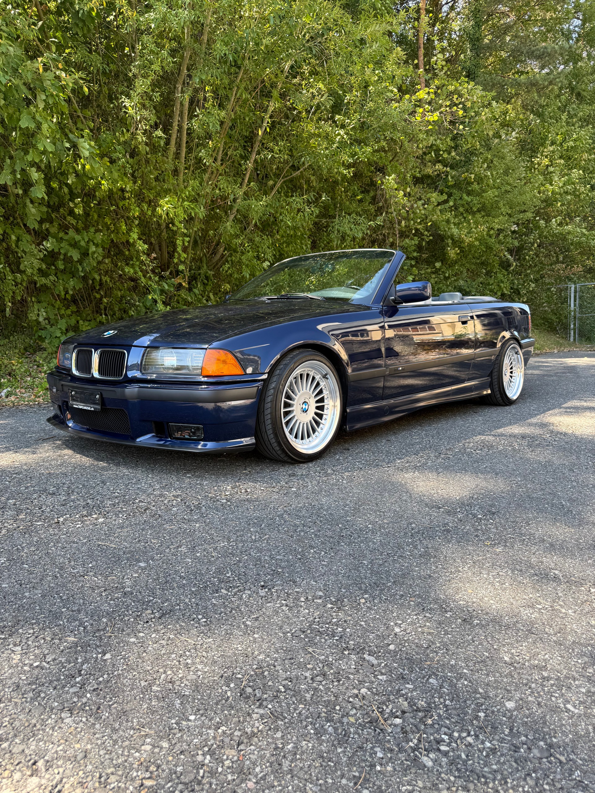 BMW 325i Cabrio-image-2
