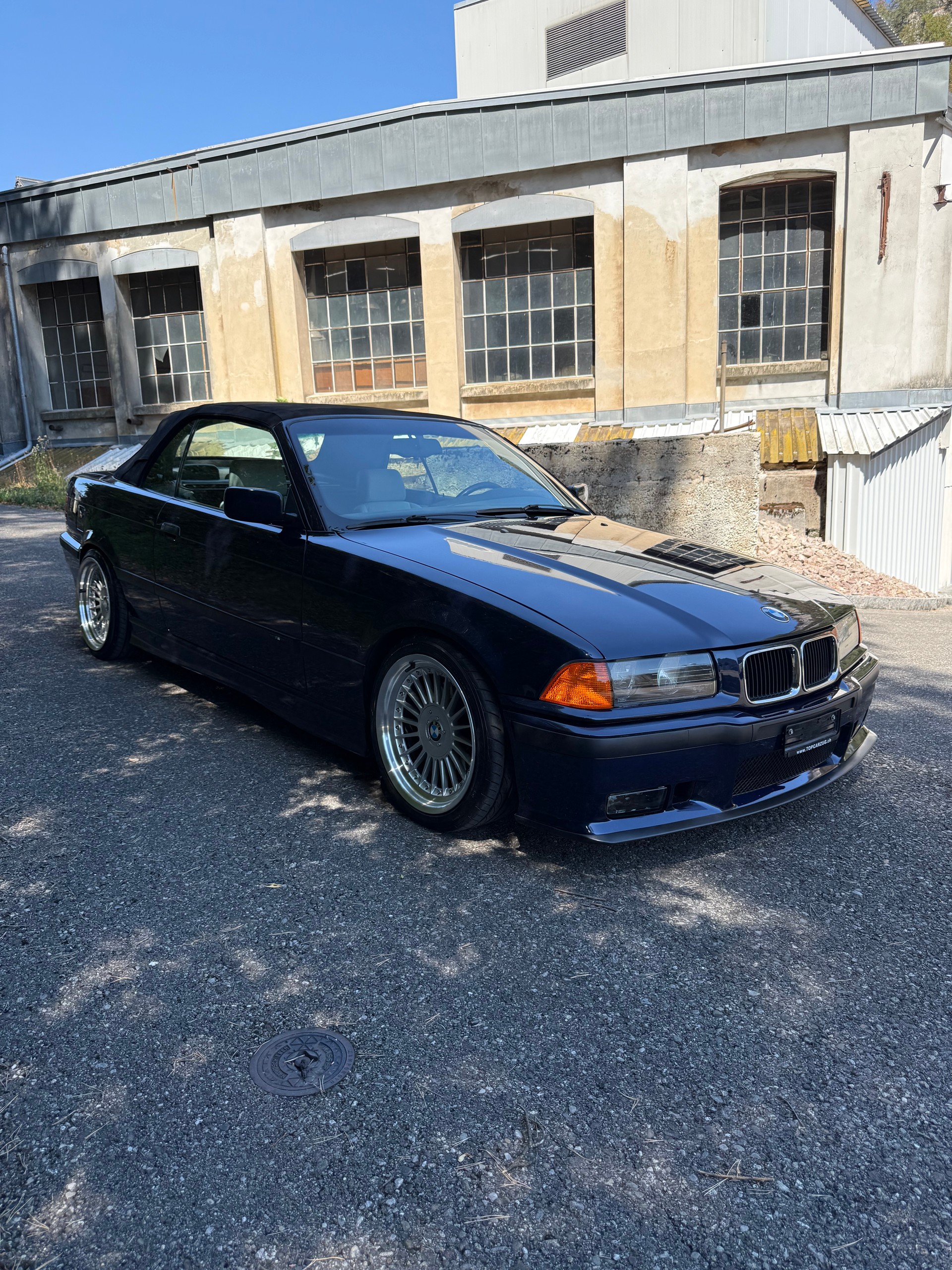 BMW 325i Cabrio-image-15