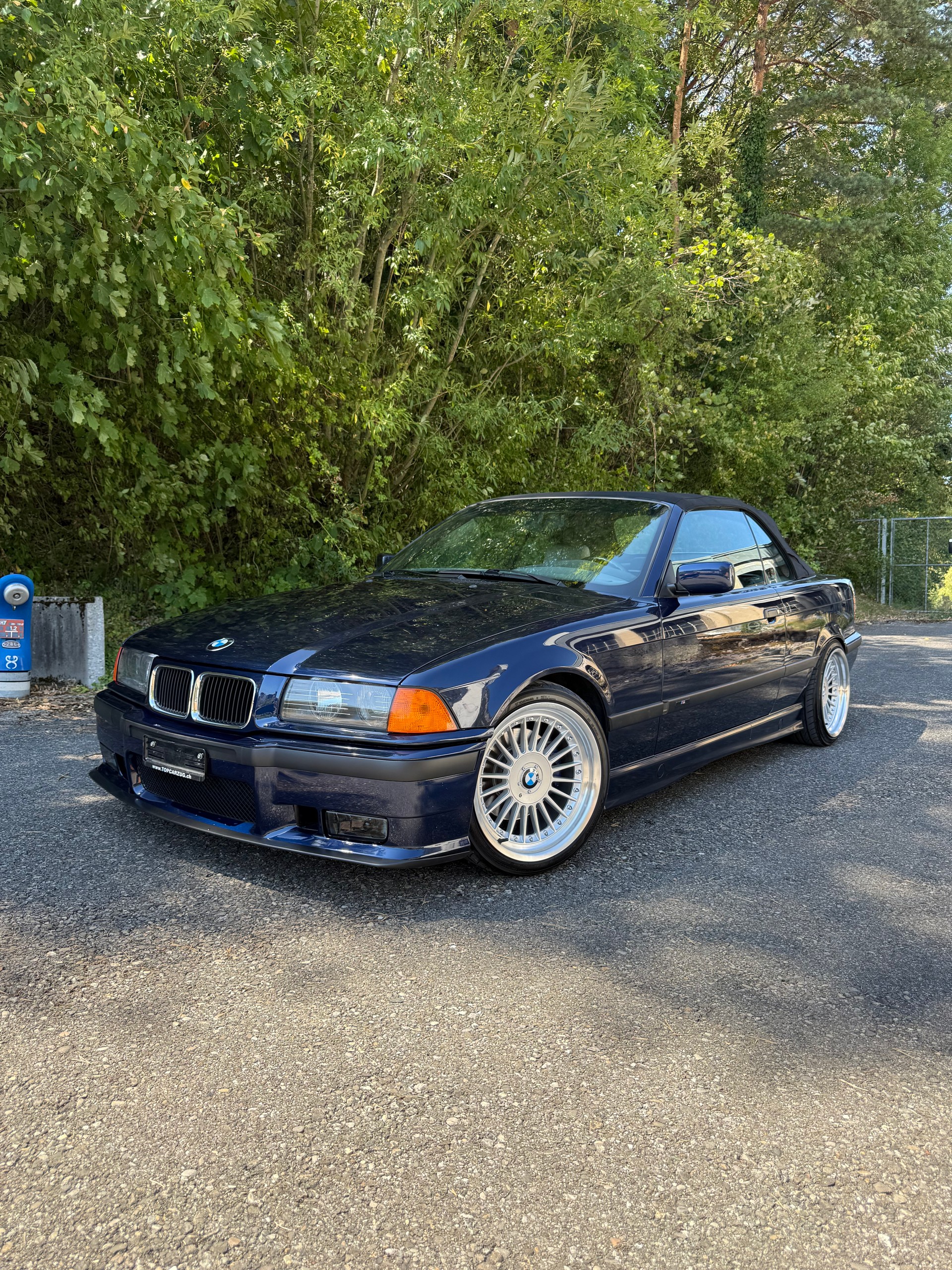 BMW 325i Cabrio-image-5