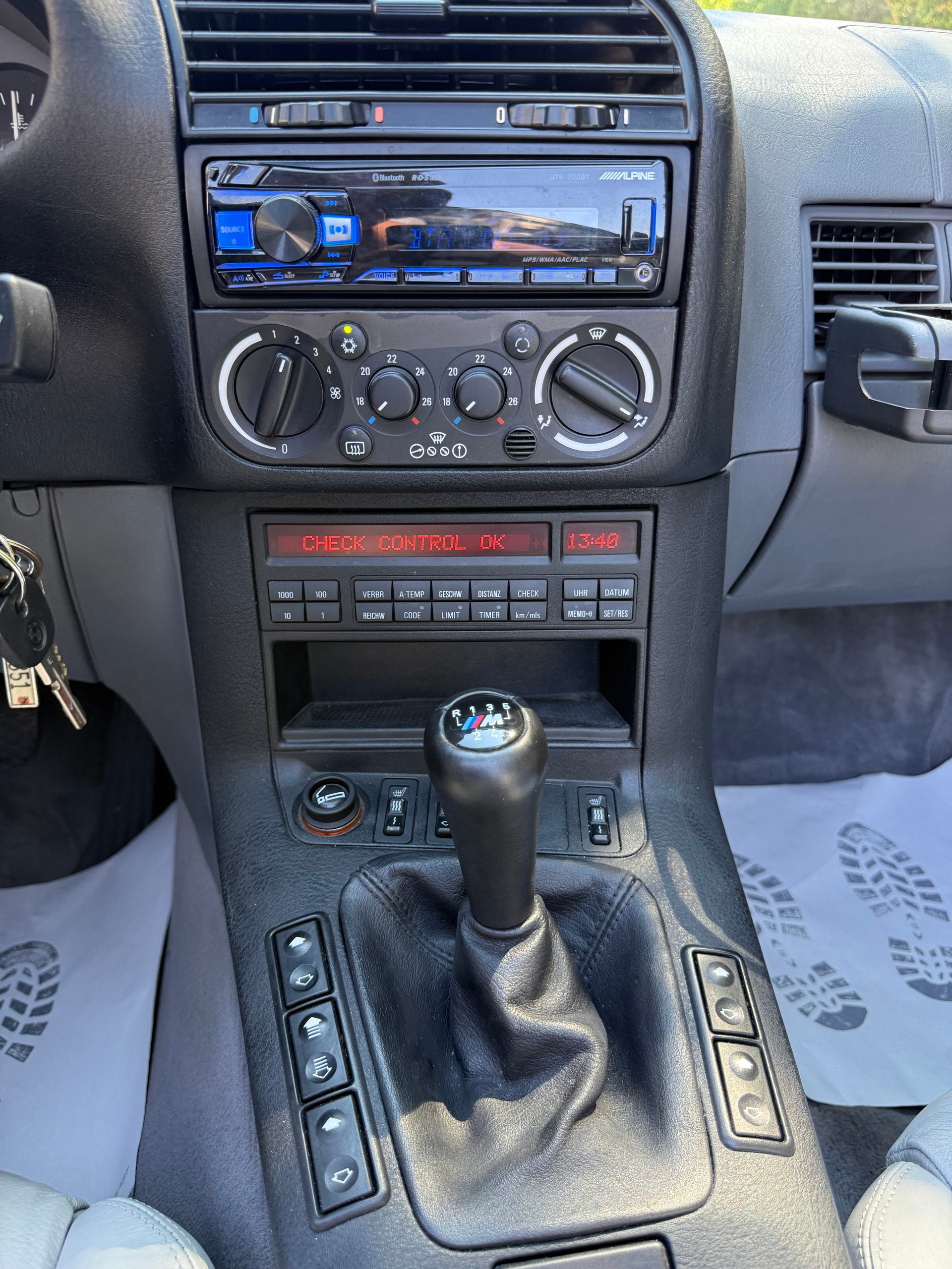 BMW 325i Cabrio-image-10