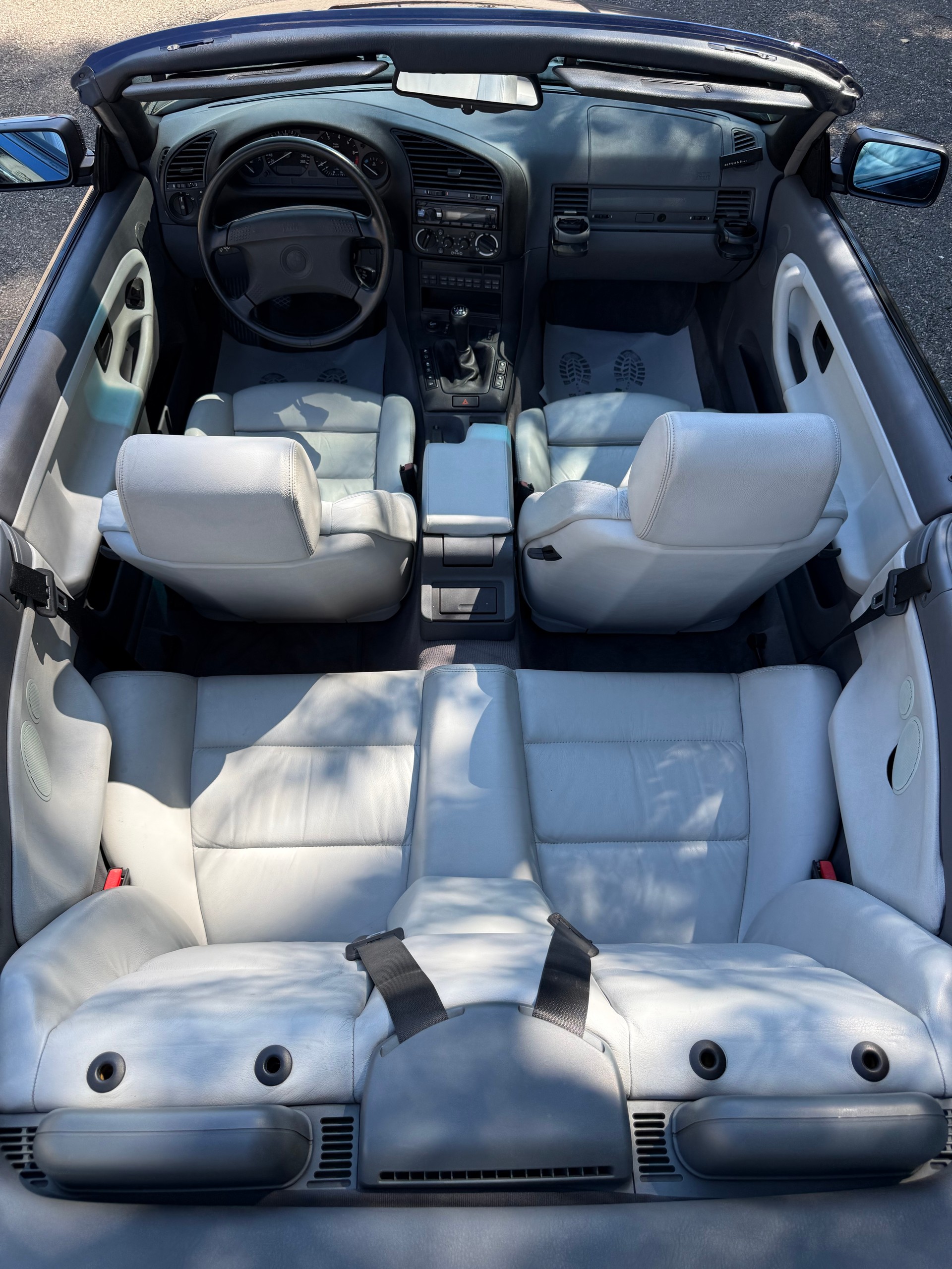 BMW 325i Cabrio-image-12