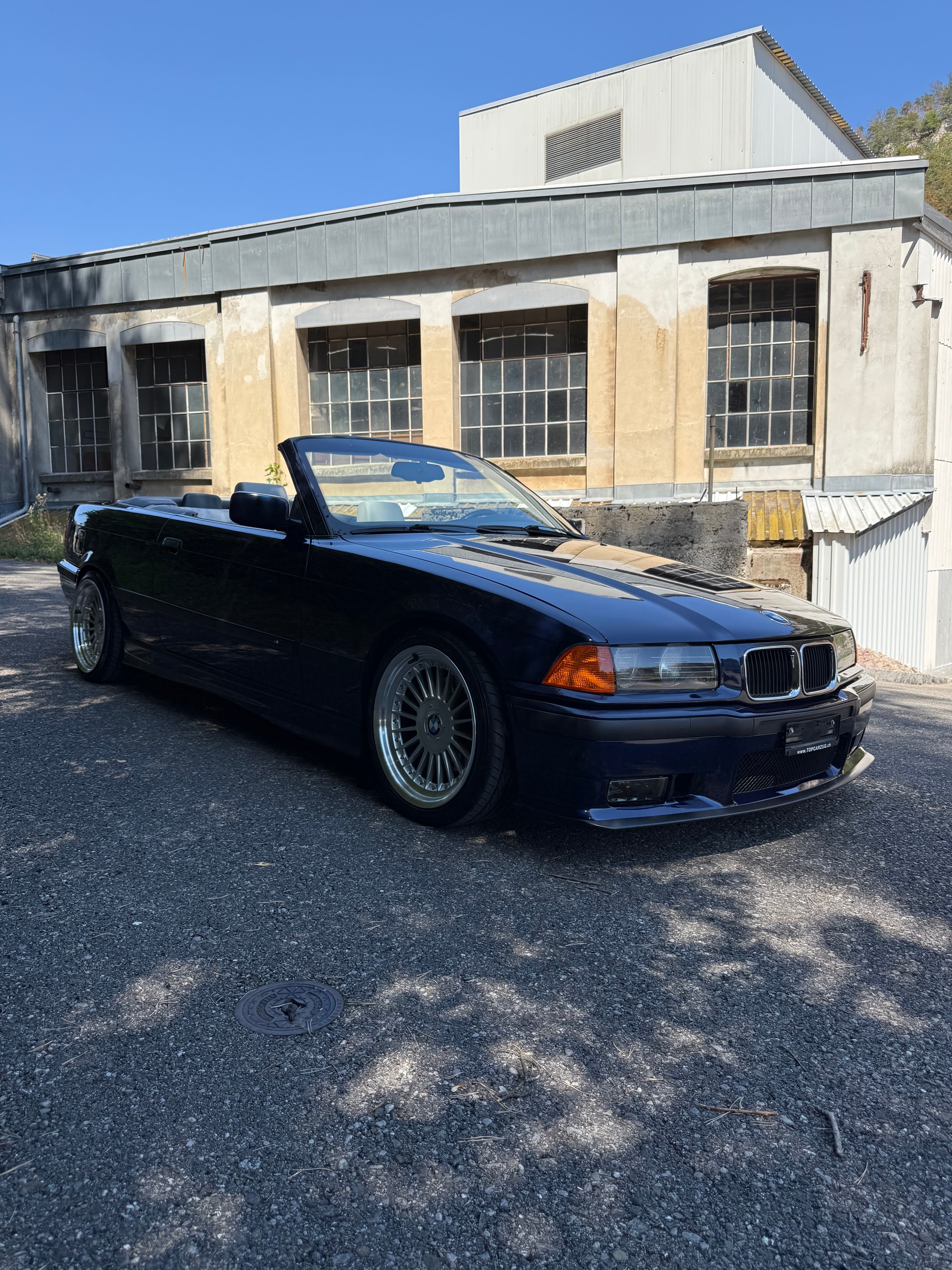 BMW 325i Cabrio-image-3