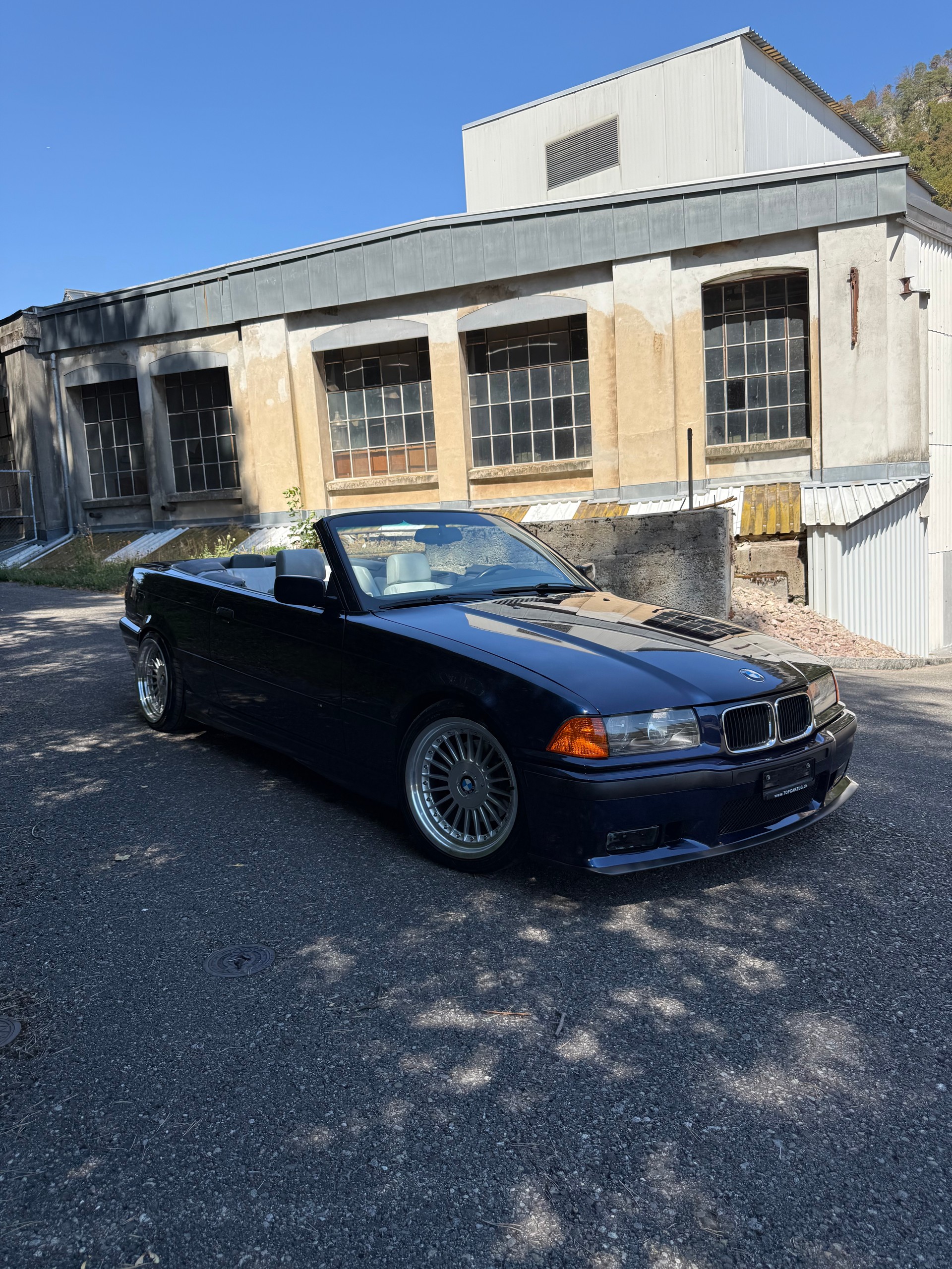 BMW 325i Cabrio-image-1