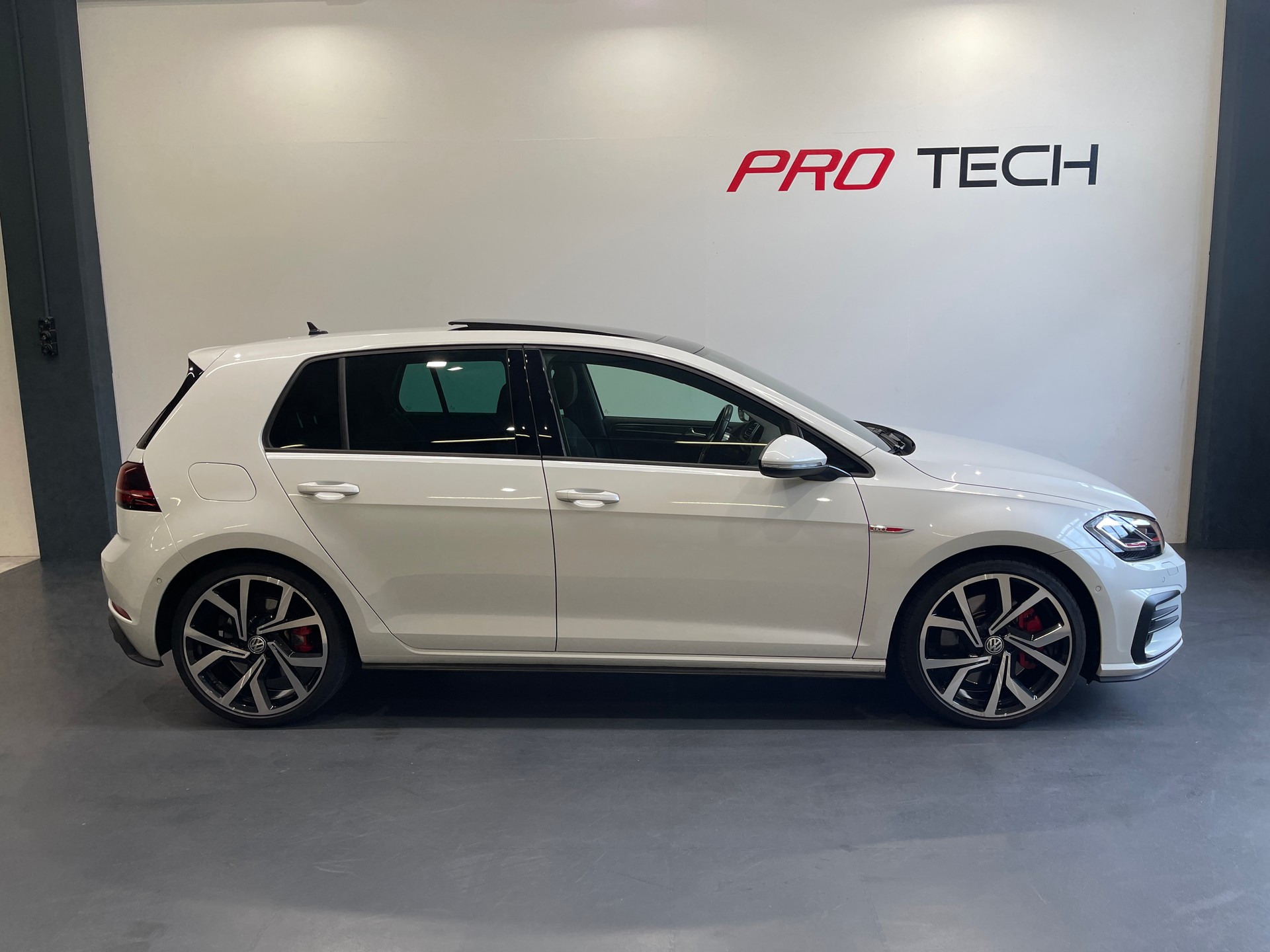 VW Golf 2.0 TSI GTI Performance-image-1