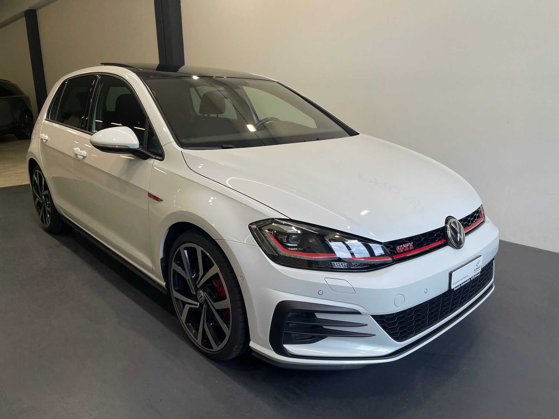 VW Golf 2.0 TSI GTI Performance-image-6