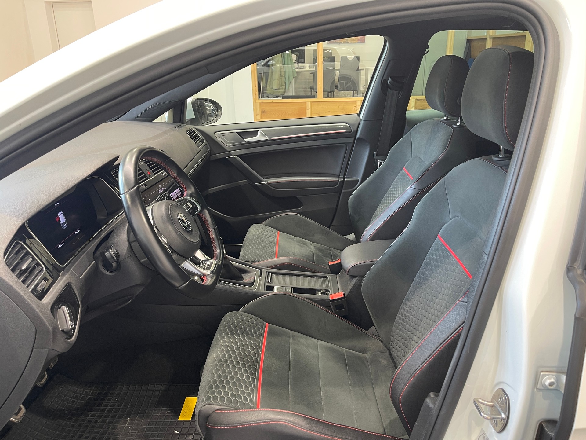 VW Golf 2.0 TSI GTI Performance-image-9