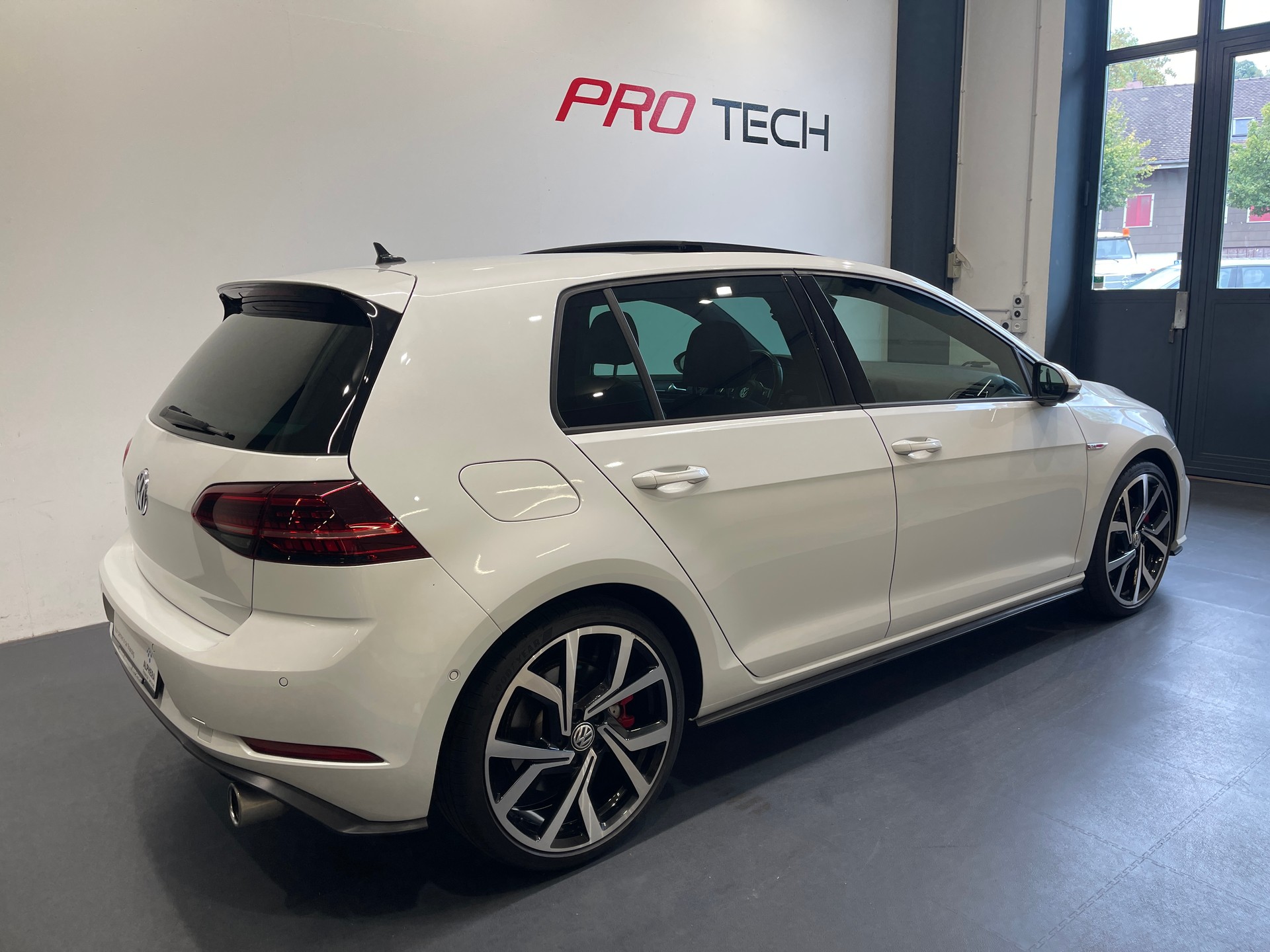 VW Golf 2.0 TSI GTI Performance-image-2