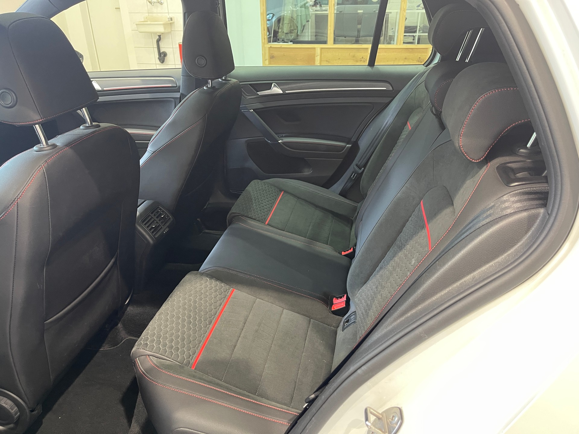 VW Golf 2.0 TSI GTI Performance-image-12