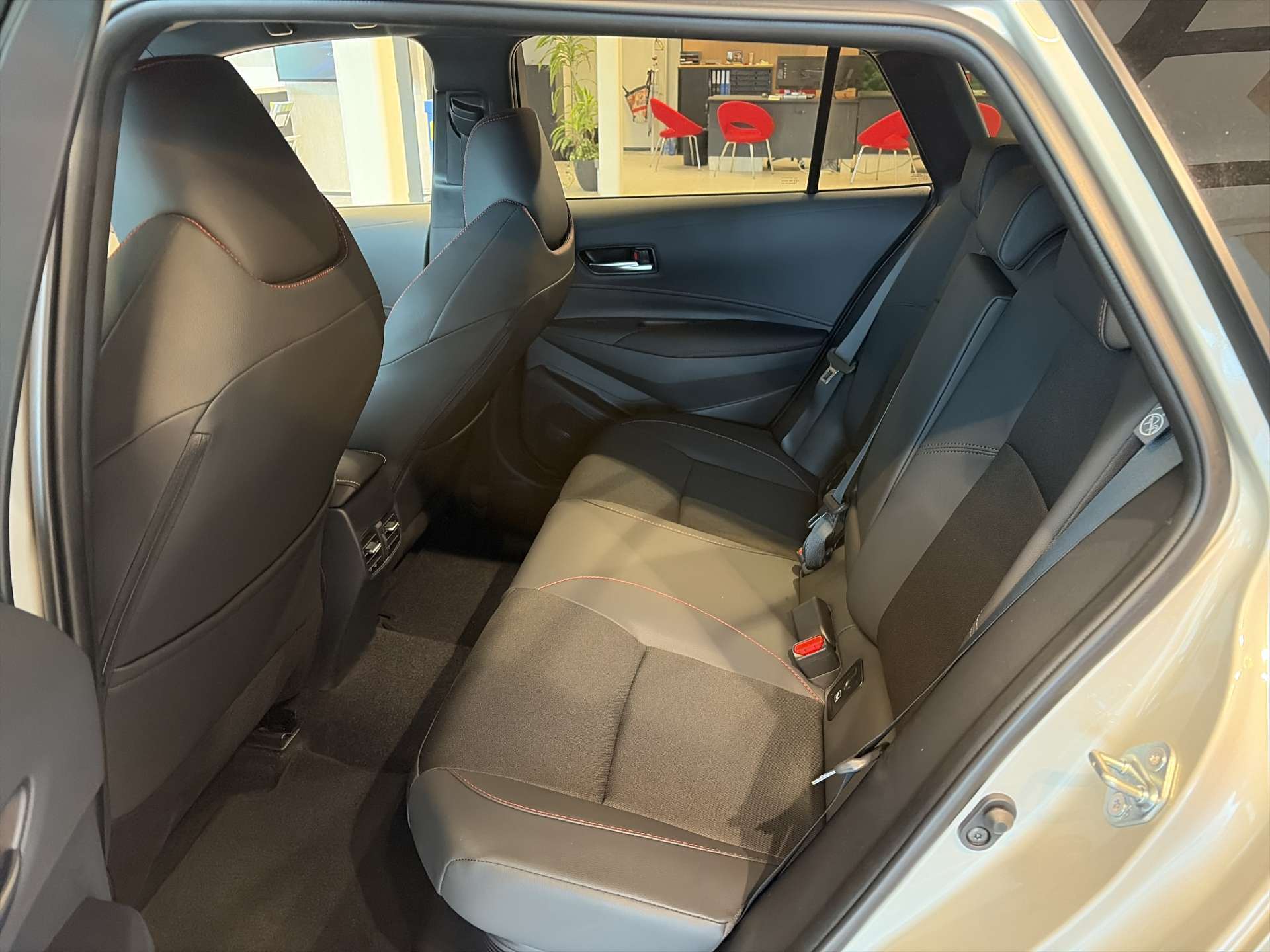 TOYOTA Corolla Touring Sports 2.0 HSD GR Sport e-CVT Automat-image-6