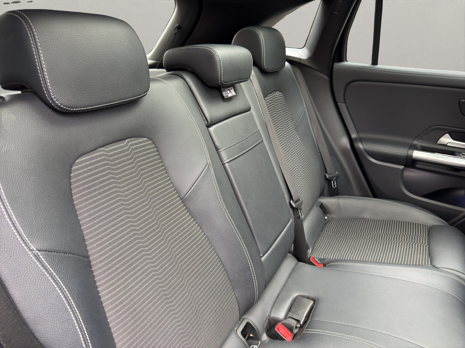 MERCEDES-BENZ EQA 300 4matic Premium-image-14