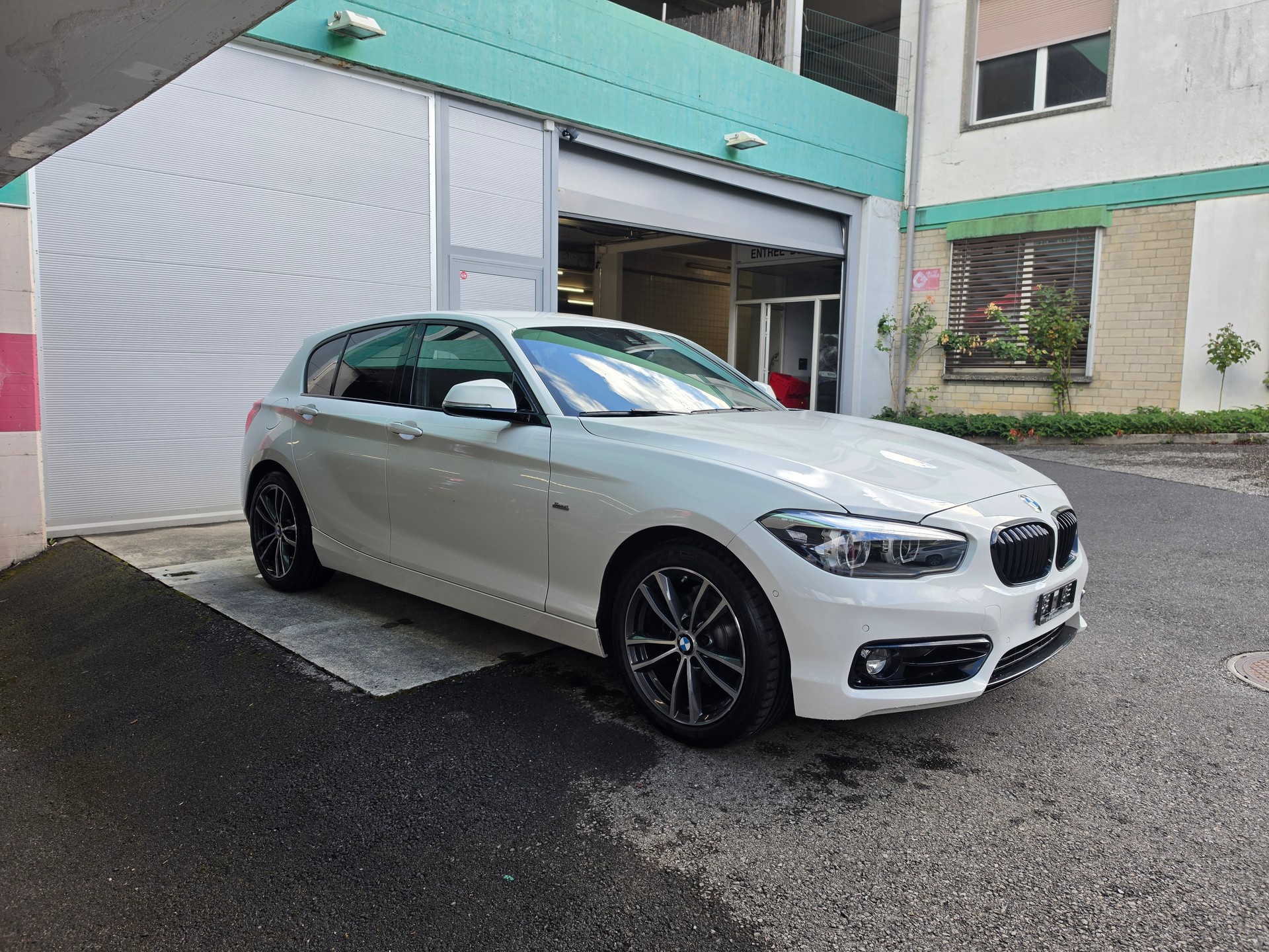 BMW 118i Edition Sport Line Steptronic-image-1