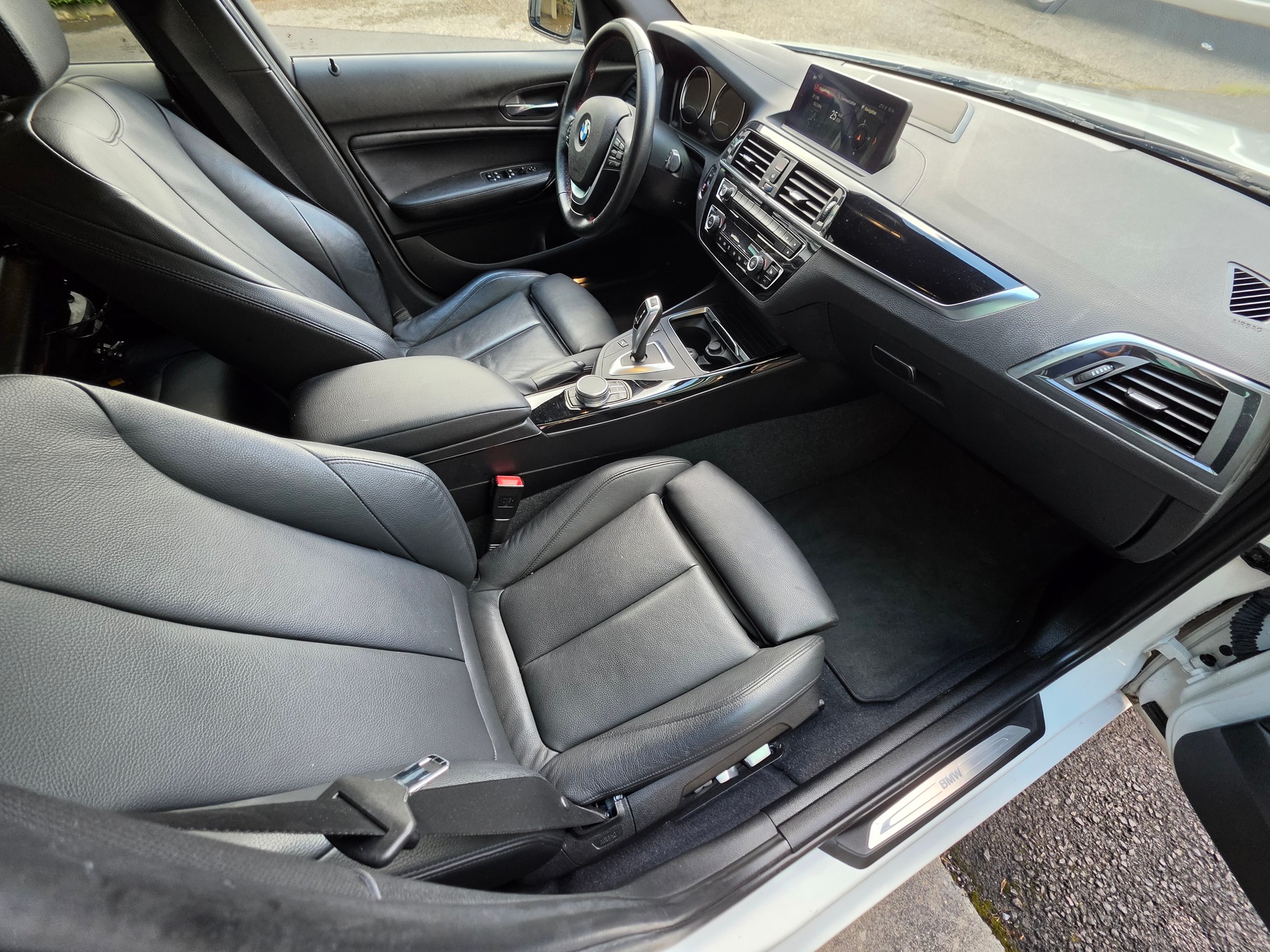 BMW 118i Edition Sport Line Steptronic-image-9