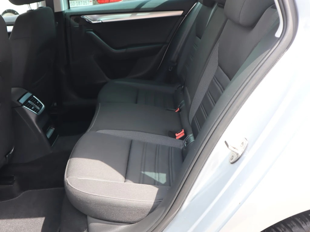 SKODA Octavia Combi 1.6 TDI Ambition DSG ** Navigation ** PDC ** Frisch ab MFK & Service **-image-11