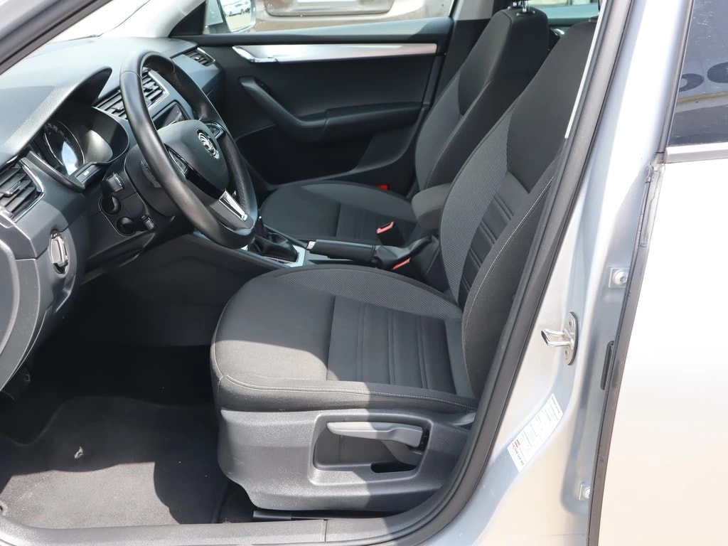 SKODA Octavia Combi 1.6 TDI Ambition DSG ** Navigation ** PDC ** Frisch ab MFK & Service **-image-10