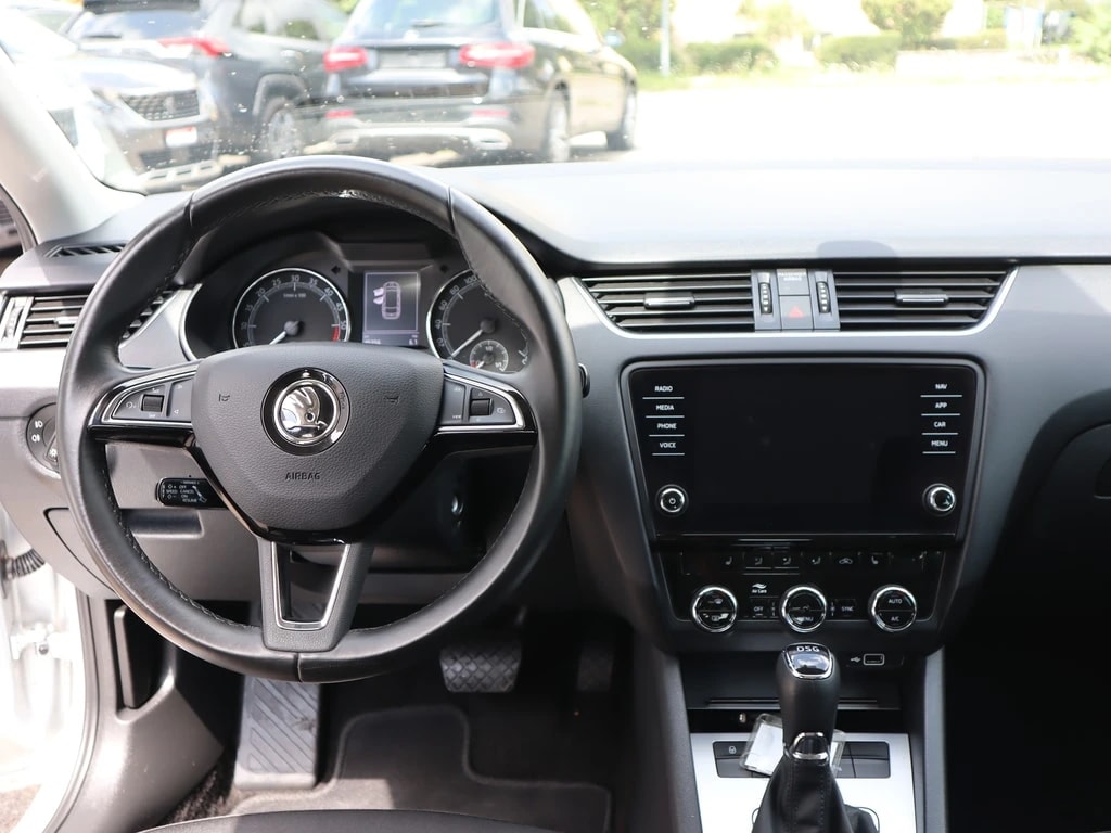 SKODA Octavia Combi 1.6 TDI Ambition DSG ** Navigation ** PDC ** Frisch ab MFK & Service **-image-9