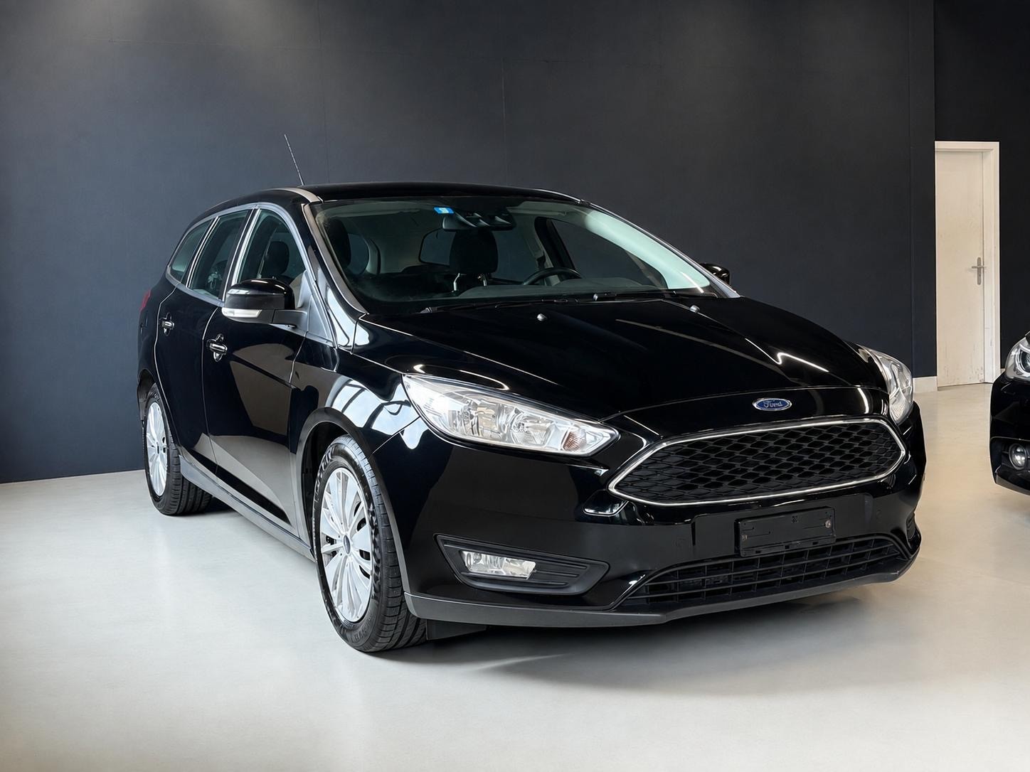 FORD Focus 1.5 TDCi Business PowerShift-image-0