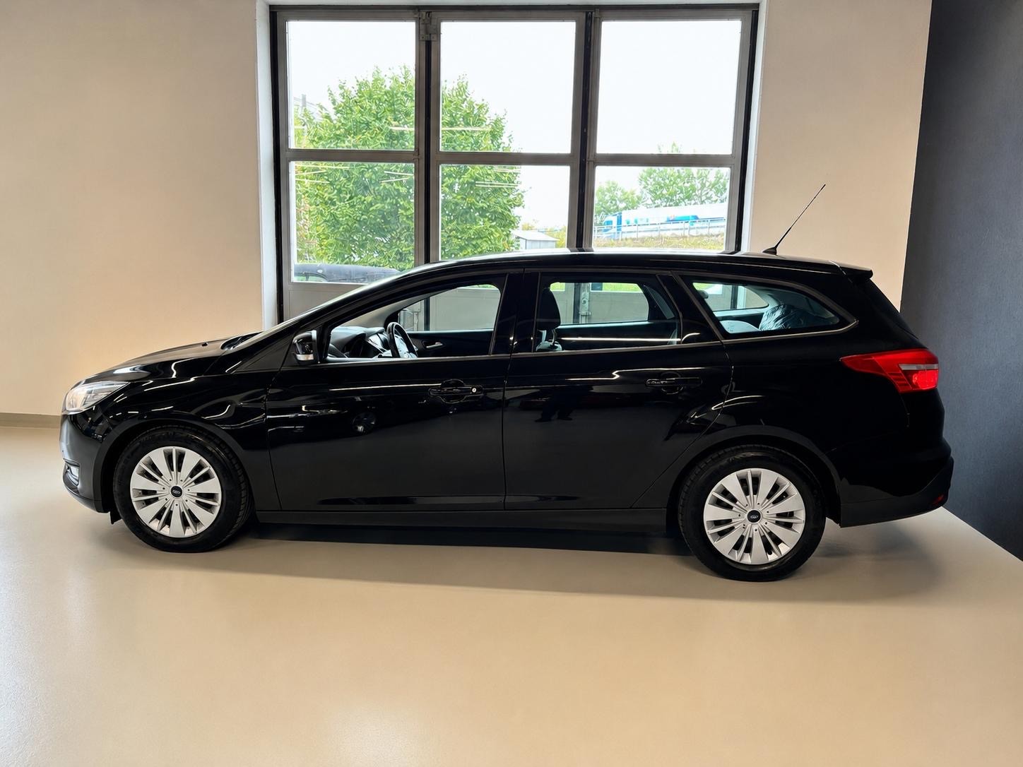 FORD Focus 1.5 TDCi Business PowerShift-image-7