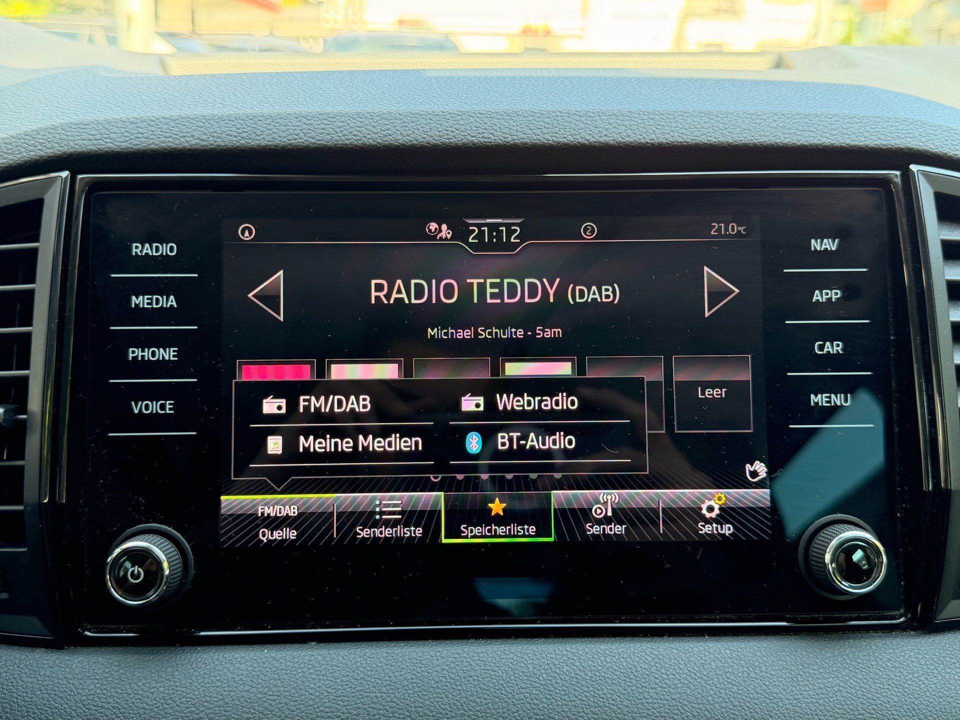 SKODA Karoq Selection *** ACC & RÜCKFAHRKAMERA ***-image-17