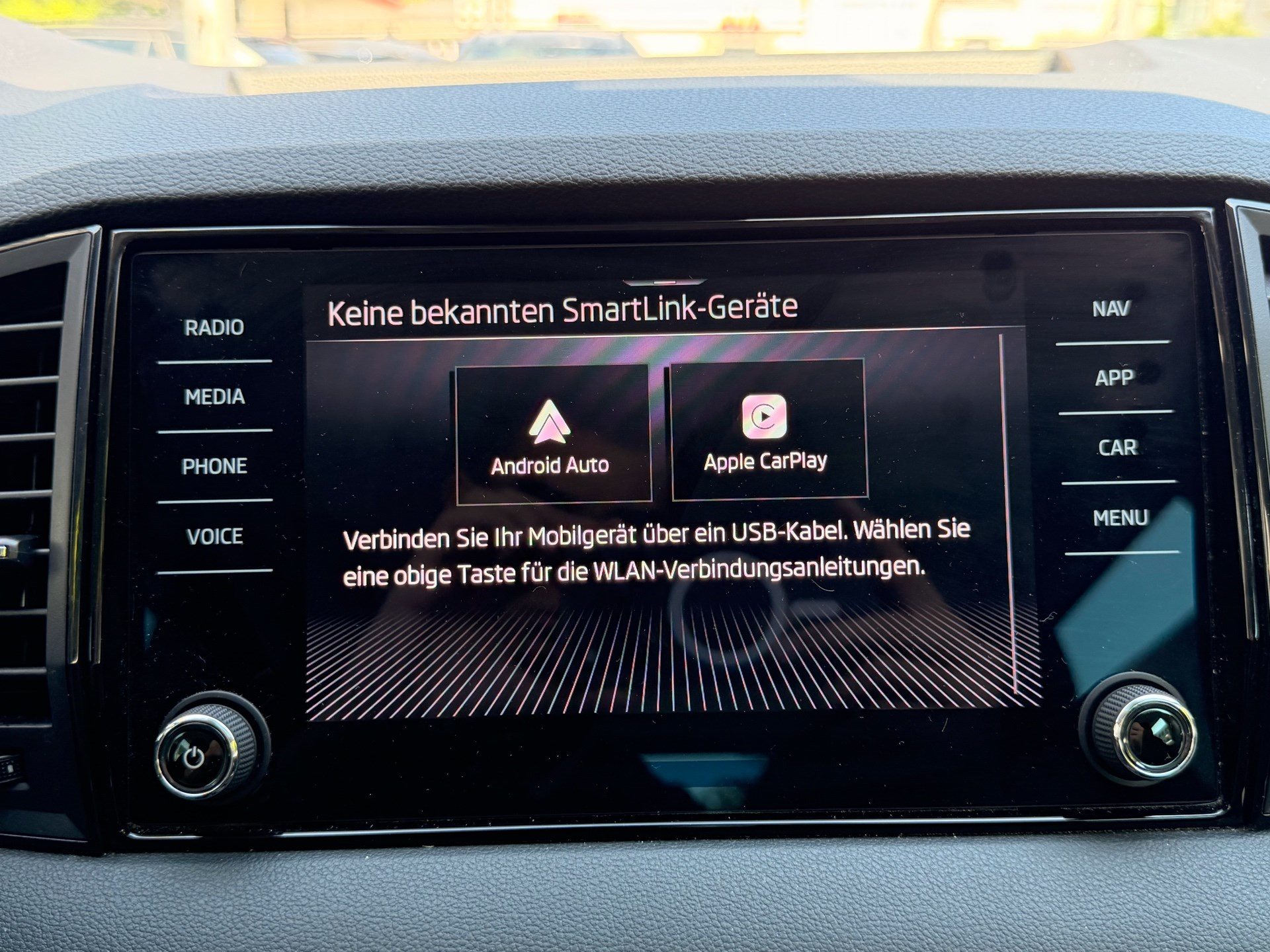 SKODA Karoq Selection *** ACC & RÜCKFAHRKAMERA ***-image-16