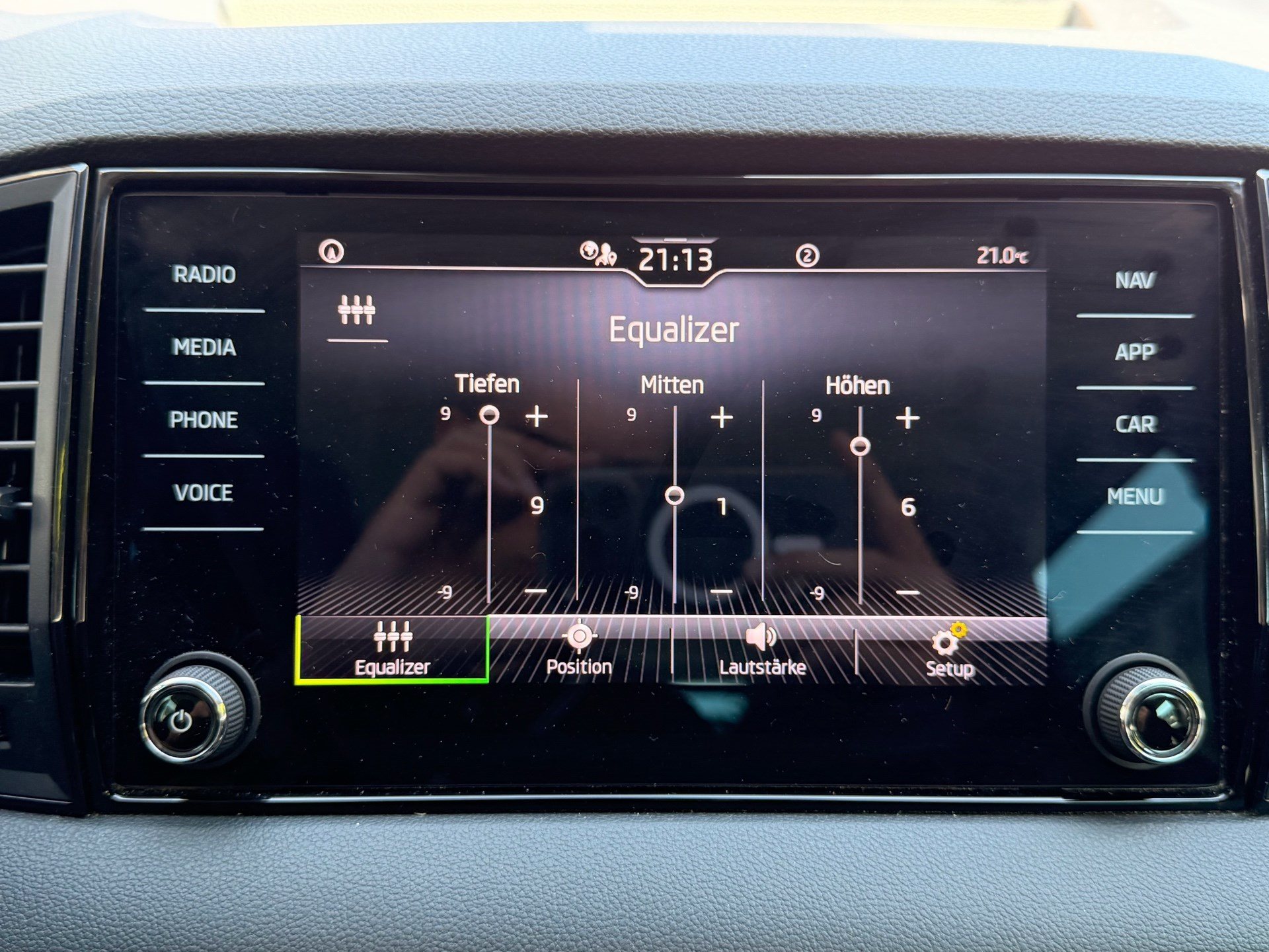 SKODA Karoq Selection *** ACC & RÜCKFAHRKAMERA ***-image-18