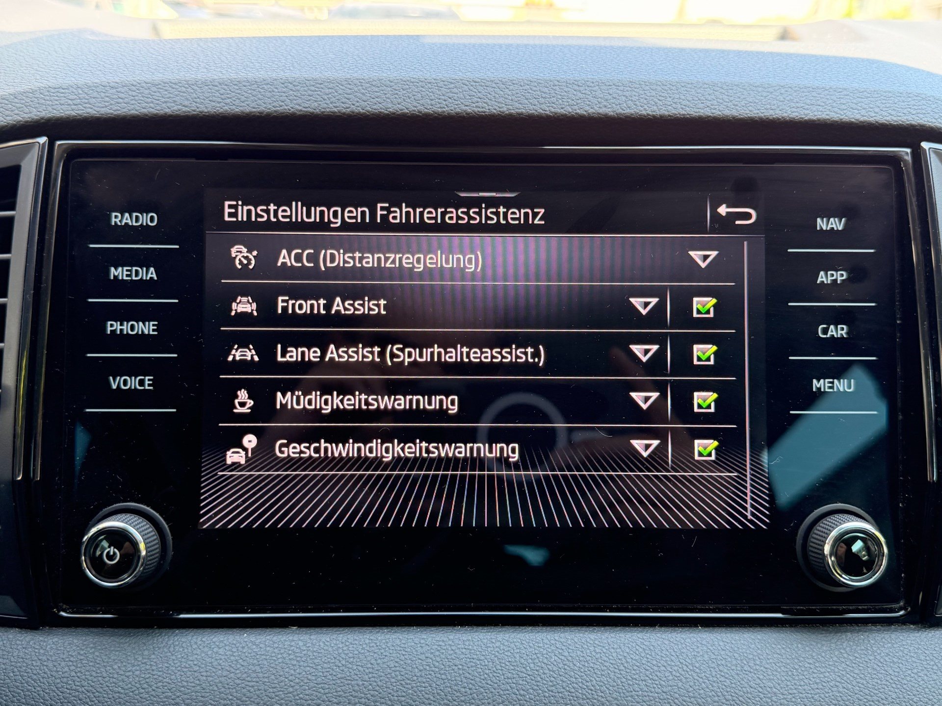 SKODA Karoq Selection *** ACC & RÜCKFAHRKAMERA ***-image-14