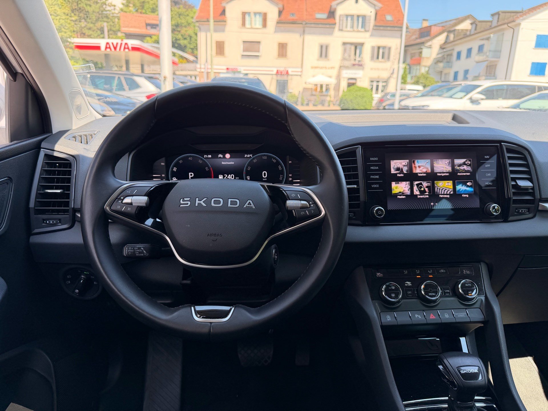 SKODA Karoq Selection *** ACC & RÜCKFAHRKAMERA ***-image-8
