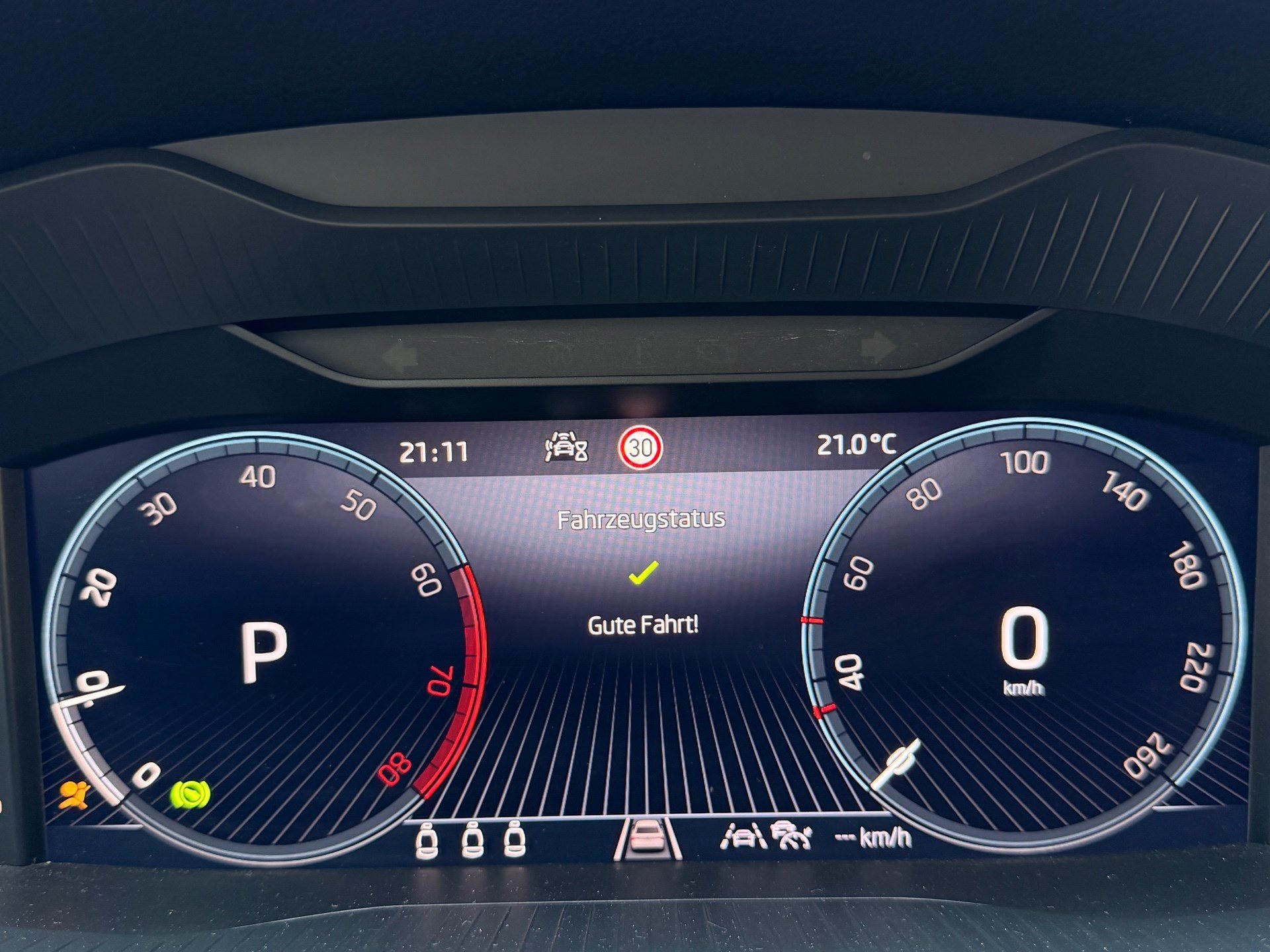 SKODA Karoq Selection *** ACC & RÜCKFAHRKAMERA ***-image-10