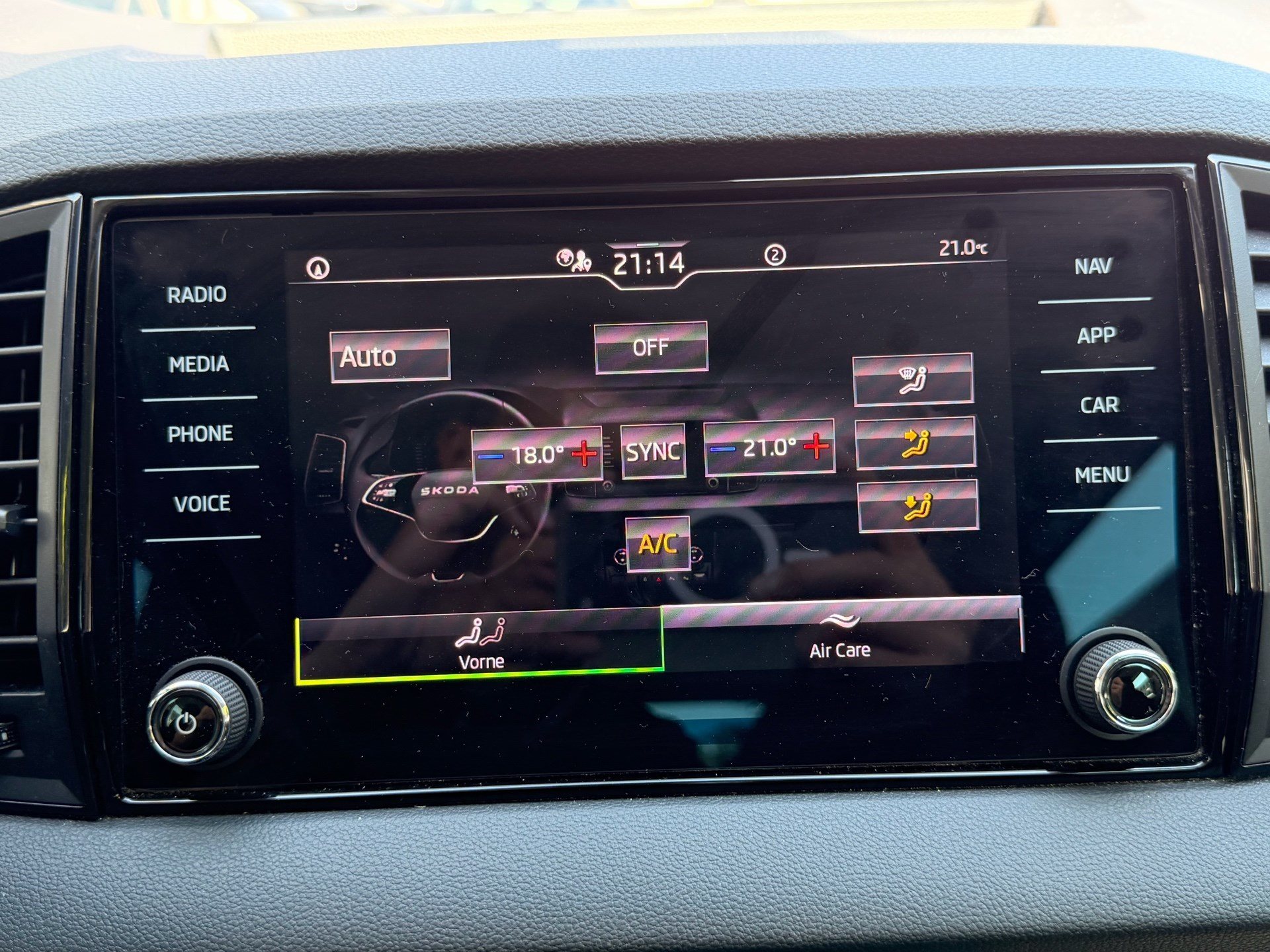 SKODA Karoq Selection *** ACC & RÜCKFAHRKAMERA ***-image-19