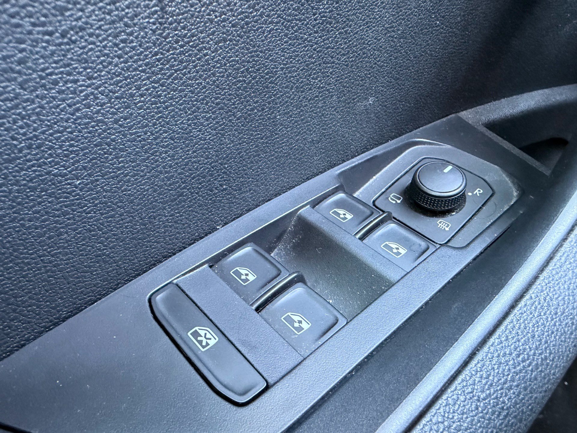 SKODA Karoq Selection *** ACC & RÜCKFAHRKAMERA ***-image-24
