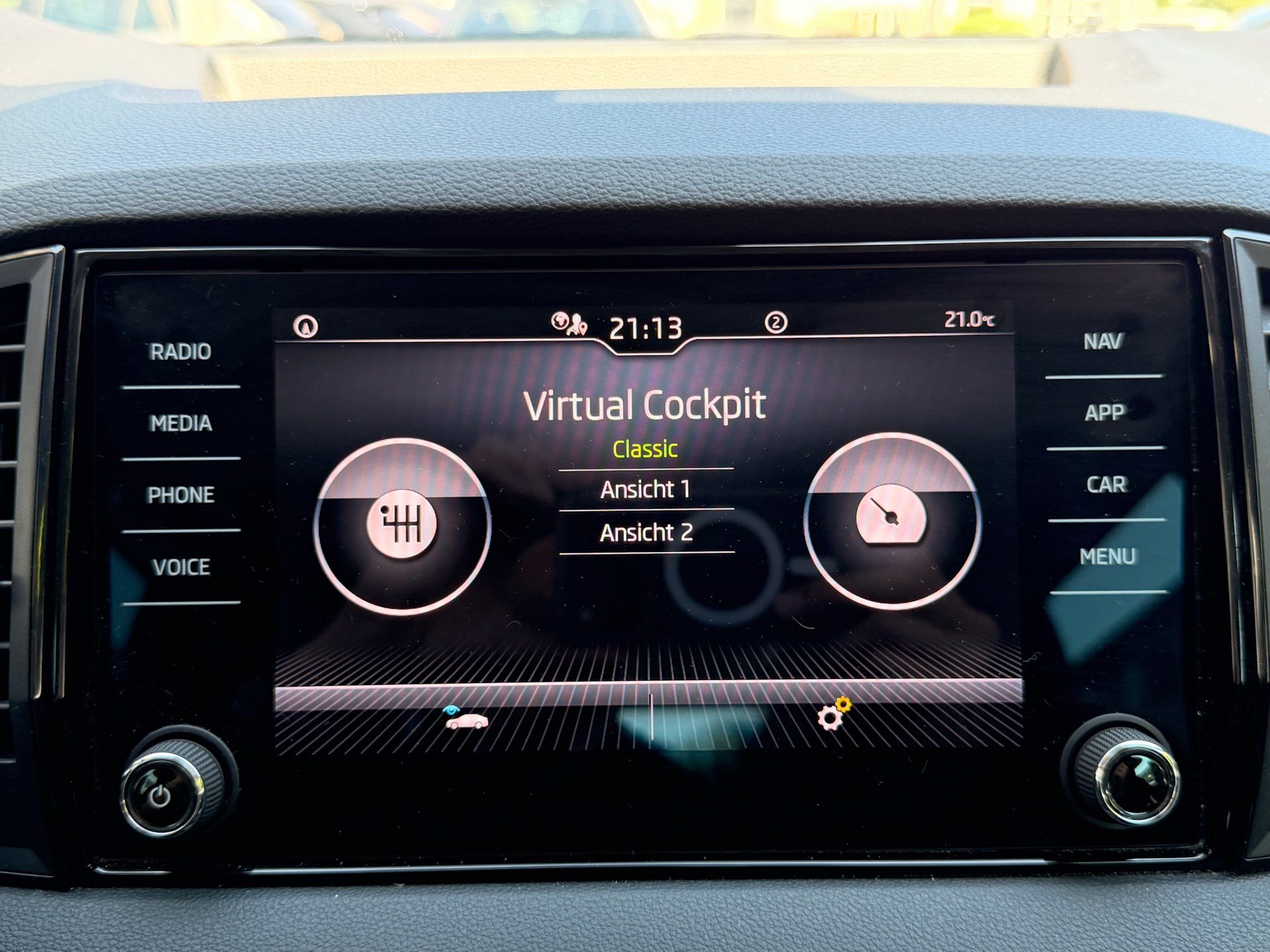 SKODA Karoq Selection *** ACC & RÜCKFAHRKAMERA ***-image-12