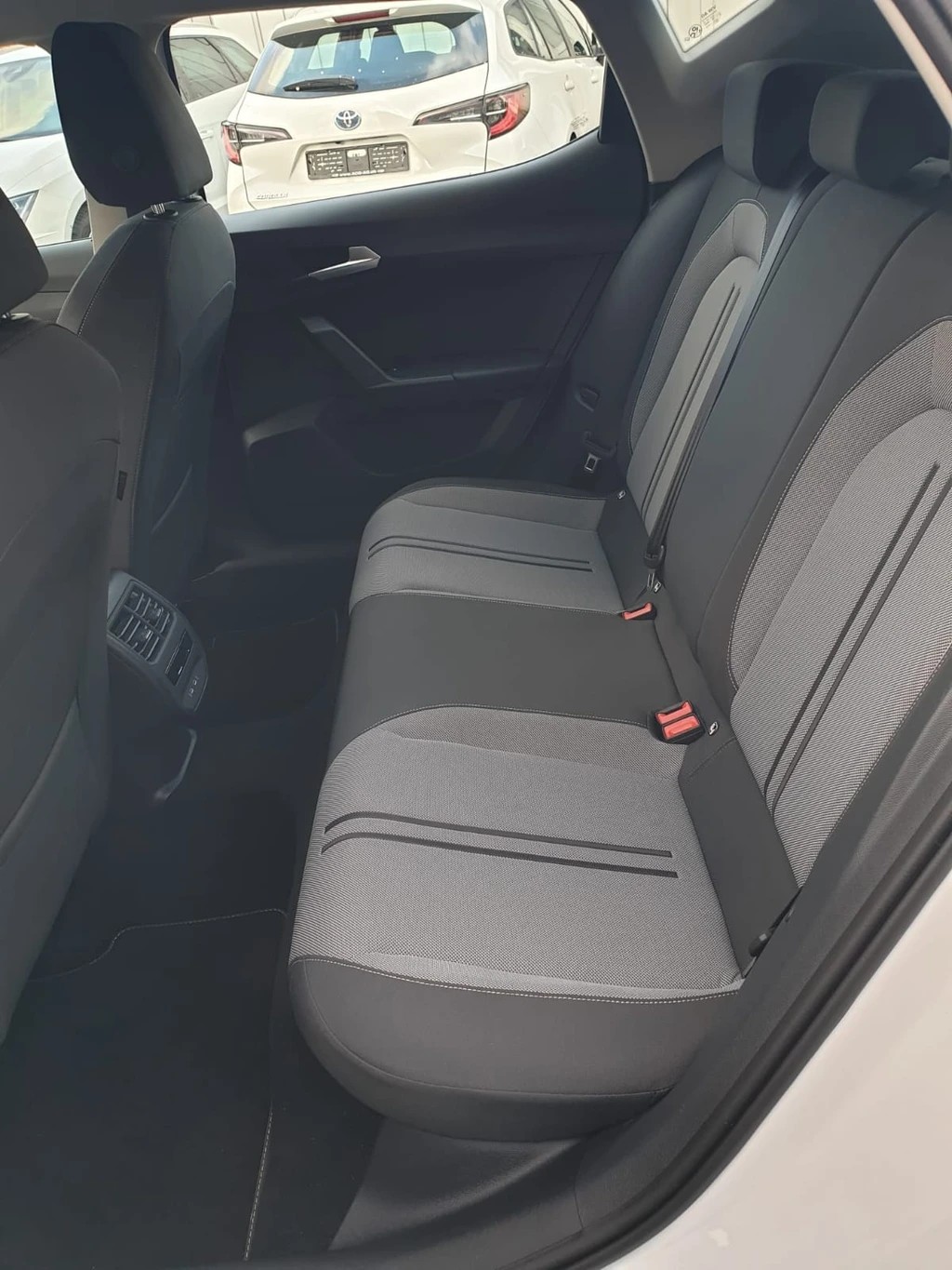 SEAT Leon 1.5 TGI DSG Hola FR ** 130 PS ** Navigationssystem ** PDC Hinten ** Tempomat ** Abstandsregelsysteme ** Ab Service **-image-11