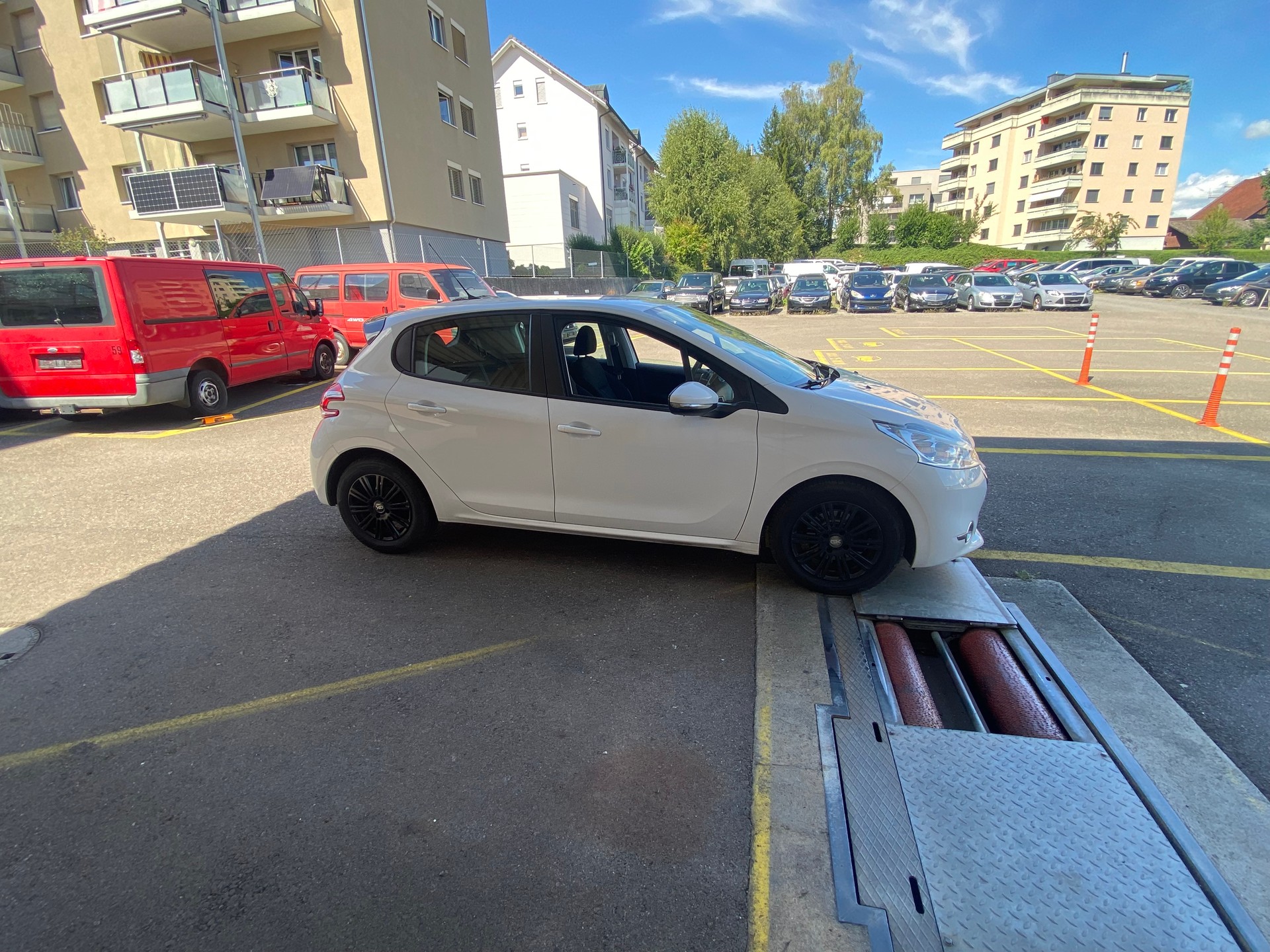 PEUGEOT 208 1.4 e-HDi Active EGS5-image-6