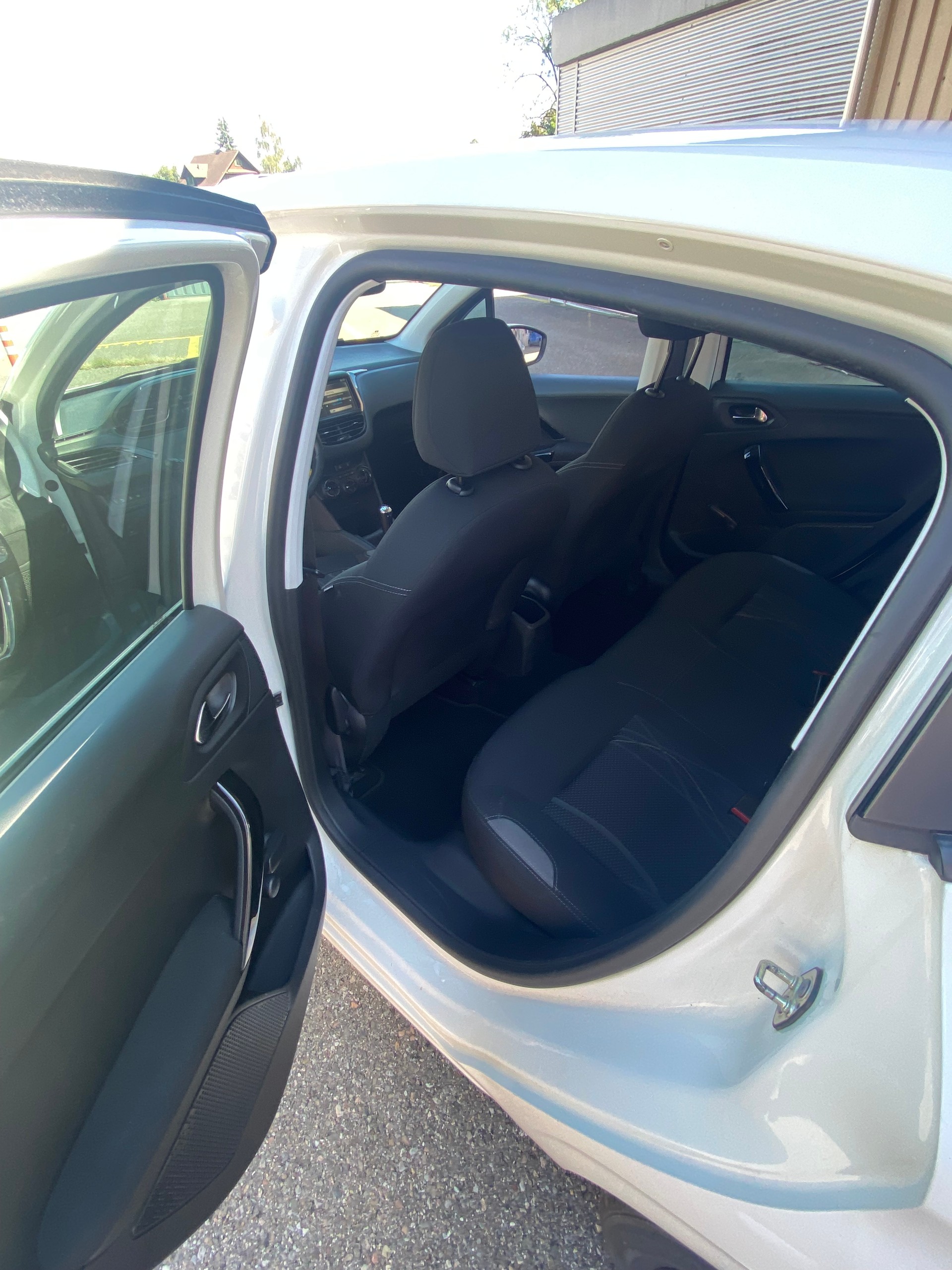 PEUGEOT 208 1.4 e-HDi Active EGS5-image-10