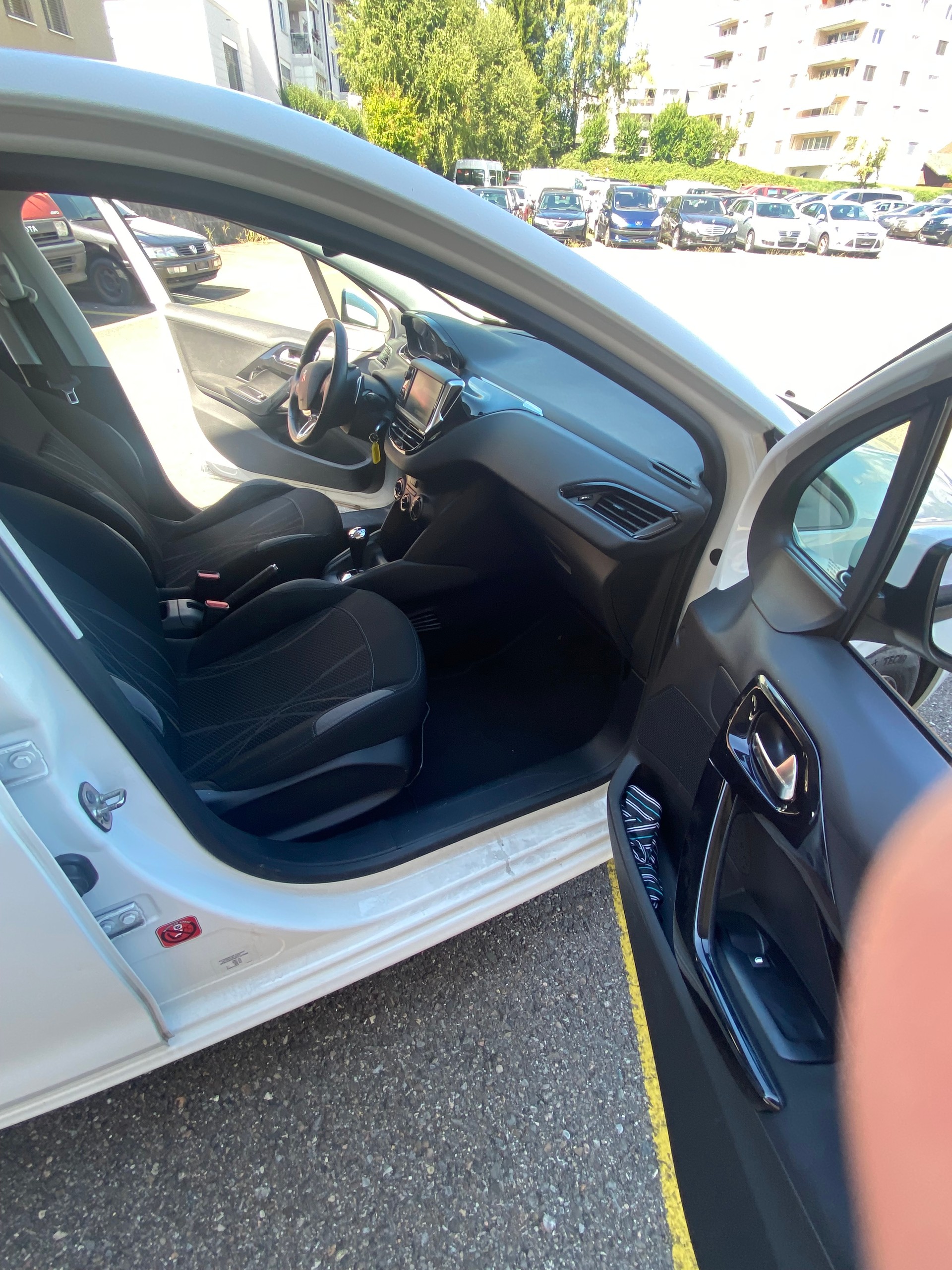 PEUGEOT 208 1.4 e-HDi Active EGS5-image-11