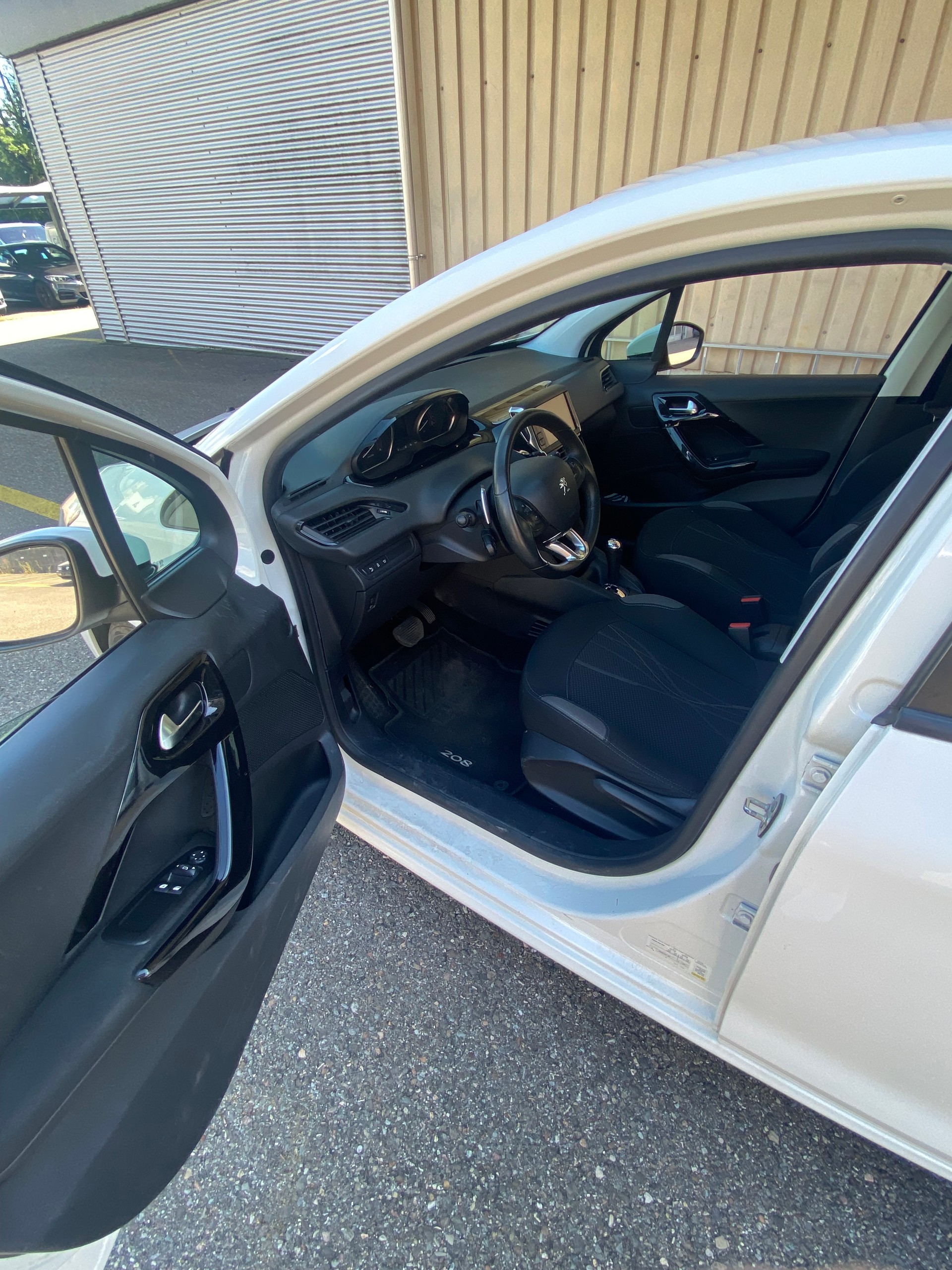 PEUGEOT 208 1.4 e-HDi Active EGS5-image-9